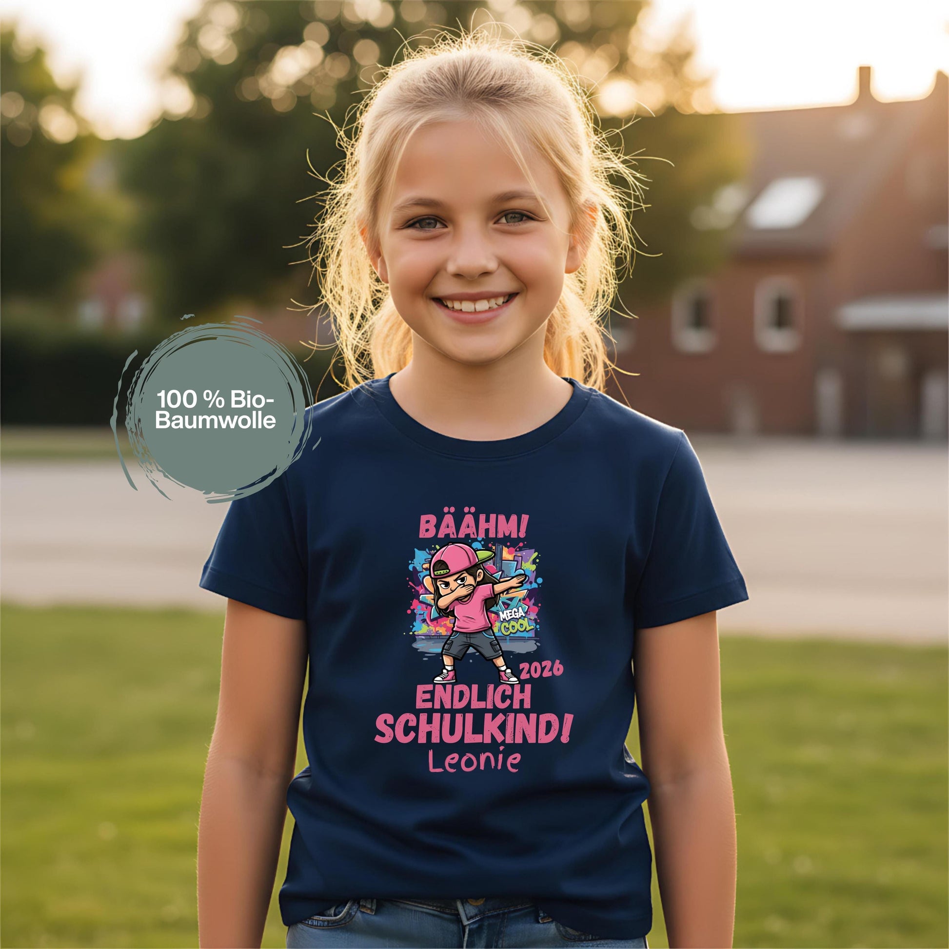 Personalisiertes Schulkind T-Shirt 2026 für Mädchen und Aufdruck „Endlich Schulkind“, modernes Einschulungsshirt für den Schulanfang. Das Schulkind Shirt zeigt ein cooles Mädchen im Streetstyle beim Dab Dance und steht für Selbstbewusstsein, Freude und einen stylischen Start in die Schule. Ideal als Geschenk zur Einschulung, Schulanfang Geschenk oder für die Schultüte. Perfekt als Einschulung Outfit, für die Einschulungsfeier, den ersten Schultag oder das Klassenfoto, personalisiert mit Namen.