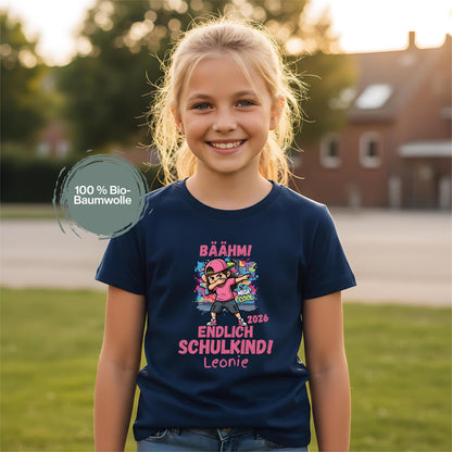 Personalisiertes Schulkind T-Shirt 2026 für Mädchen und Aufdruck „Endlich Schulkind“, modernes Einschulungsshirt für den Schulanfang. Das Schulkind Shirt zeigt ein cooles Mädchen im Streetstyle beim Dab Dance und steht für Selbstbewusstsein, Freude und einen stylischen Start in die Schule. Ideal als Geschenk zur Einschulung, Schulanfang Geschenk oder für die Schultüte. Perfekt als Einschulung Outfit, für die Einschulungsfeier, den ersten Schultag oder das Klassenfoto, personalisiert mit Namen.