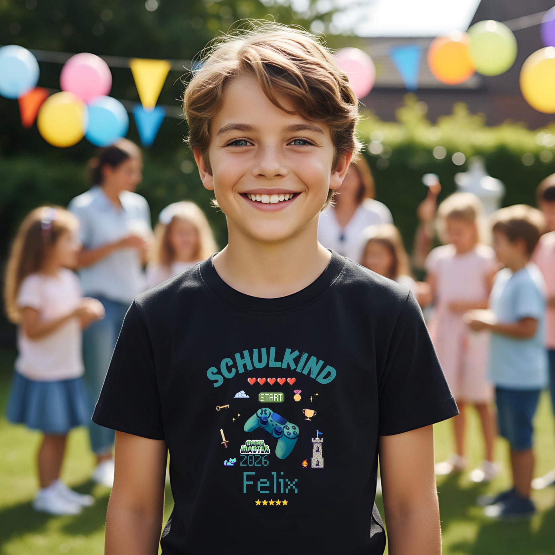 Schulkind T-Shirt 2026 mit Gamer Motiv und Controller für Jungen zur Einschulung. Einschulungsshirt mit Videospiel Design, ideal als Geschenk zum Schulanfang oder Tschüss Kindergarten Shirt. Erstklässler T-Shirt mit Name personalisiert, für Schultüte, Einschulungsfeier oder Fotos zum ersten Schultag. Hochwertiges Bio-Baumwolle Shirt für Jungen und Mädchen mit Gamer Aufdruck, Schulkind Outfit 2026 für kleine Zocker, Gaming Fans & mutige Schulstarter. T-Shirt Schulkind Gamer Einschulung 2026