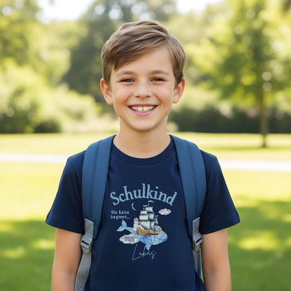 Schulkind T-Shirt 2026 mit Segelschiff Motiv, personalisiert mit Name. Einschulungsshirt für Mädchen und Jungen als Geschenk zur Einschulung oder zum Schulanfang. Schulkind Shirt mit der Aufschrift „Die Reise beginnt…“ – ideal für den ersten Schultag, Einschulungsfeier, Abschied vom Kindergarten oder als T-Shirt für die Schultüte. Hochwertiges Bio-Baumwoll Shirt mit maritimem Motiv für mutige Erstklässler. Einschulung T-Shirt individuell für Schulanfang & Bye Bye Kindergarten.