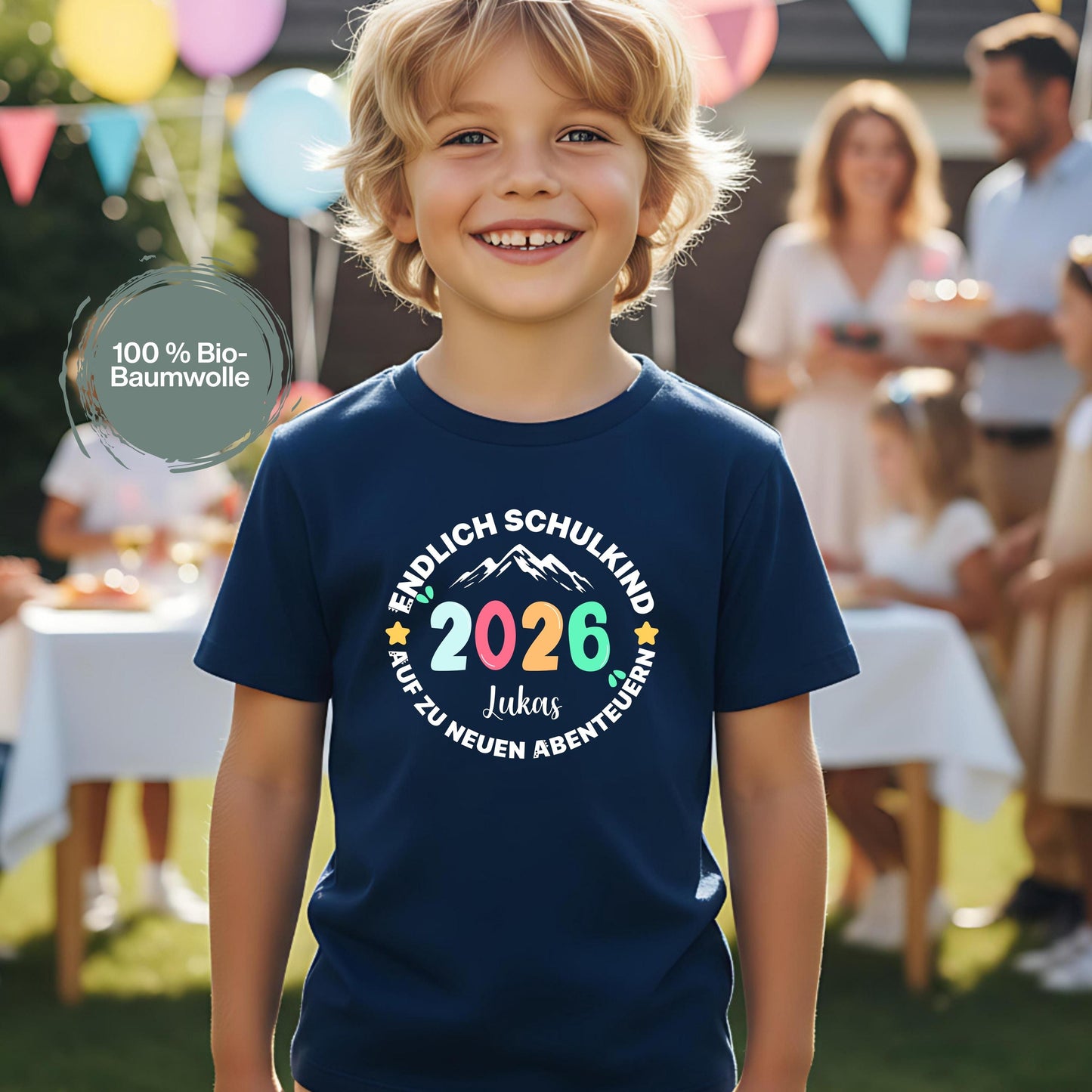 Cooles Schulkind T-Shirt 2026 mit Abenteuer Motiv, perfekt für Jungen und Mädchen zur Einschulung. Ideal als Geschenk zum Schulanfang für Kinder, die mit Stil in die 1. Klasse starten. Das T-Shirt zur Einschulung besteht aus 100 % Bio-Baumwolle und kann mit Namen personalisiert werden. Perfekt als Einschulung Shirt Junge, T-Shirt endlich Schulkind, Geschenk Einschulung Kind, T-Shirt für Erstklässler oder Bye Bye Kindergarten Geschenk. Dieses Einschulungsshirt bringt Vorfreude auf den Schulstart