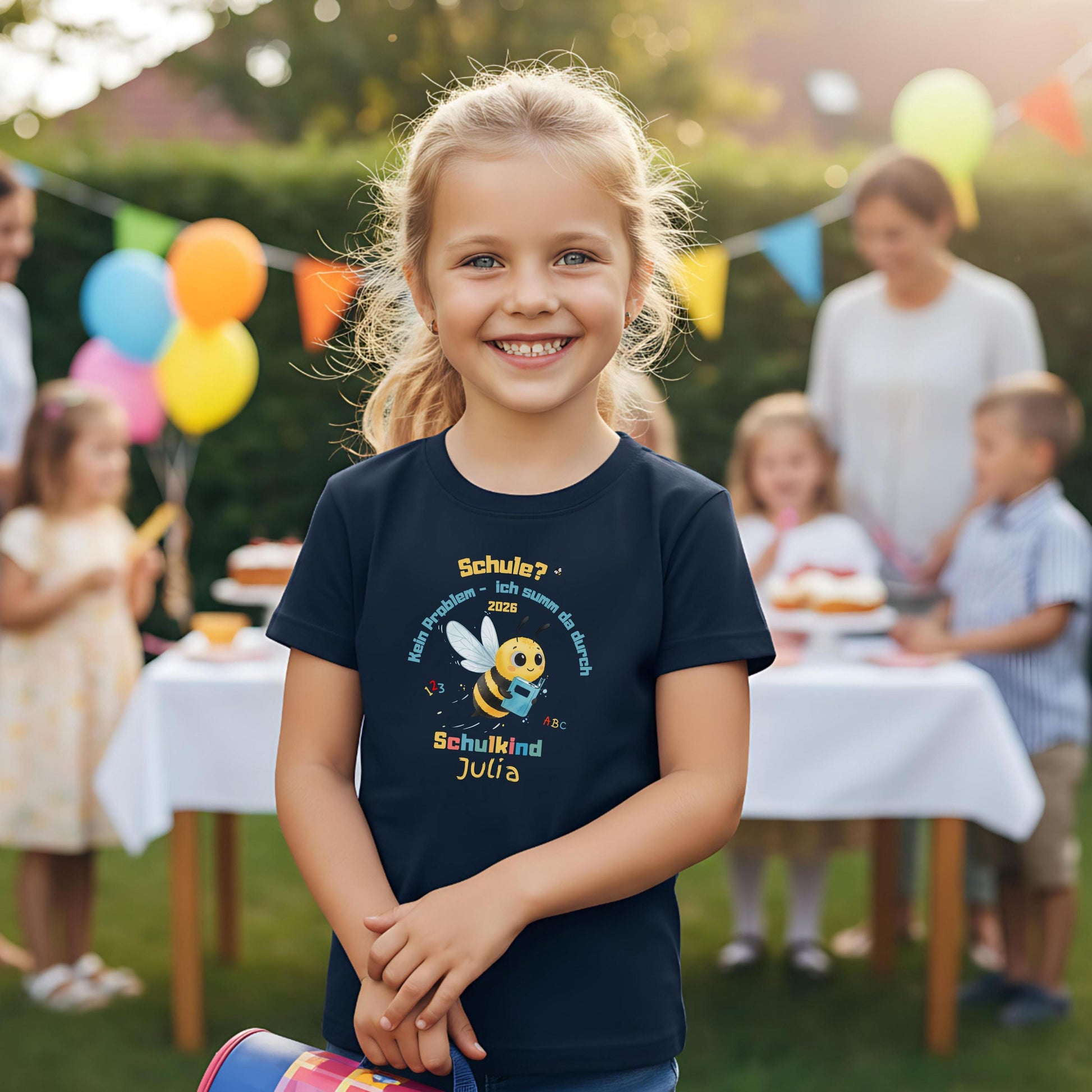 Personalisiertes Schulkind T-Shirt 2026 mit lustigem Bienen-Motiv und Spruch „Schule? Kein Problem – ich summ da durch“. Einschulungsshirt mit Name für Jungen & Mädchen, perfekt für den ersten Schultag. Einschulung Geschenk, Schulanfang Shirt, Erstklässler Outfit oder T-Shirt zur Einschulungsfeier. Schulkind T-Shirt 2026 aus Bio-Baumwolle, ideal für Einschulung 2026, Tschüss Kindergarten, Schultüte Geschenk und Kita Abschied. Einschulungsgeschenk mit Humor & Herz.