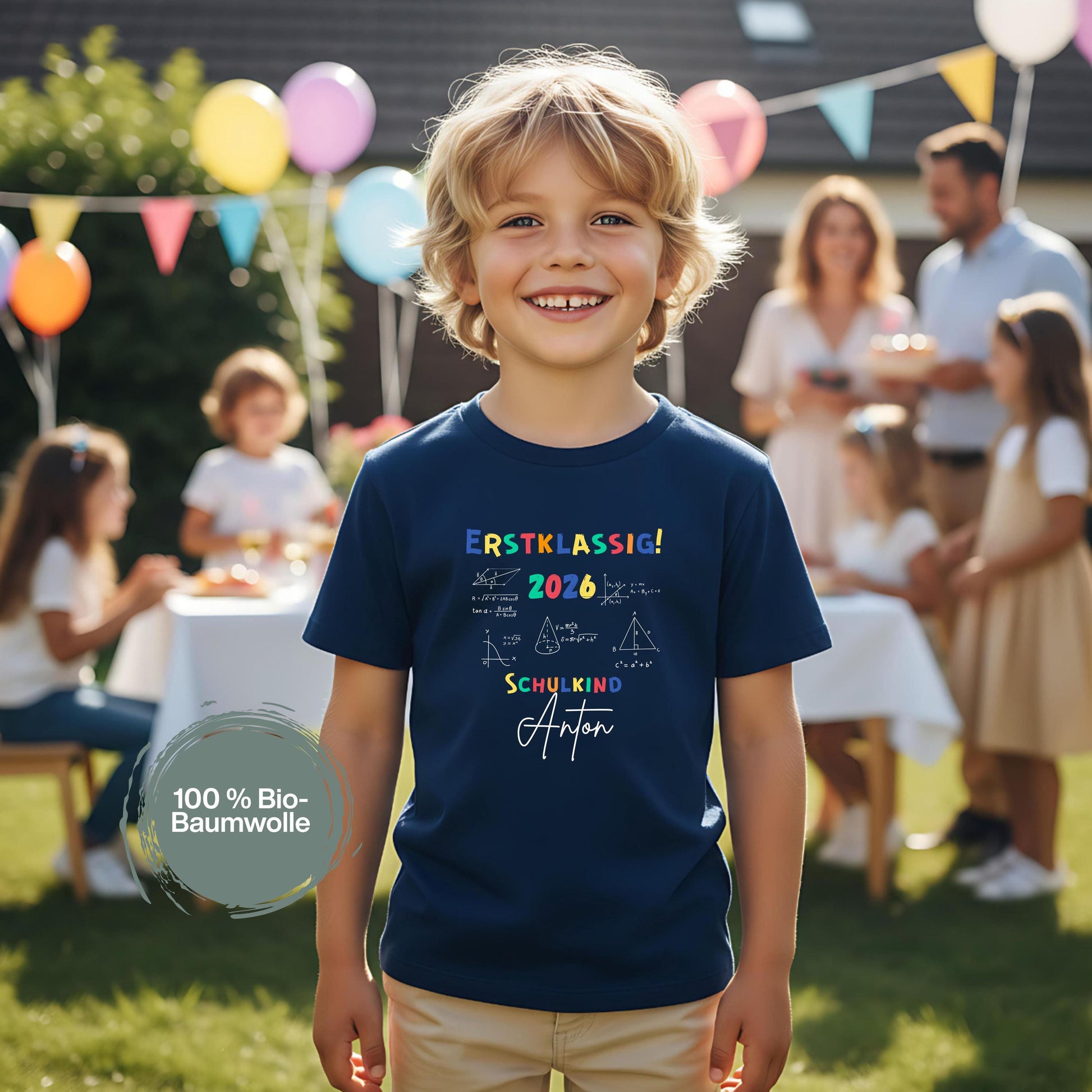 Personalisierbares Schulkind T-Shirt 2026 mit buntem „Erstklassig“-Schriftzug & Mathe-Formeln, ideal zur Einschulung. Einschulungsshirt Jungen & Mädchen, Schulanfang Geschenk 1. Klasse, Abschied Kita, personalisiertes Shirt für Schulanfänger. Schulkind T-Shirt Mathe Motiv, Einschulung 2026, Einschulungsgeschenk personalisiert mit Name. Bio-Baumwolle, Unisex-Schnitt, Einschulungsfeier, Schultüte, erstes Klassenfoto, Schulkind-Outfit für Jungen & Mädchen mit Köpfchen. Schulkind T-Shirt 2026