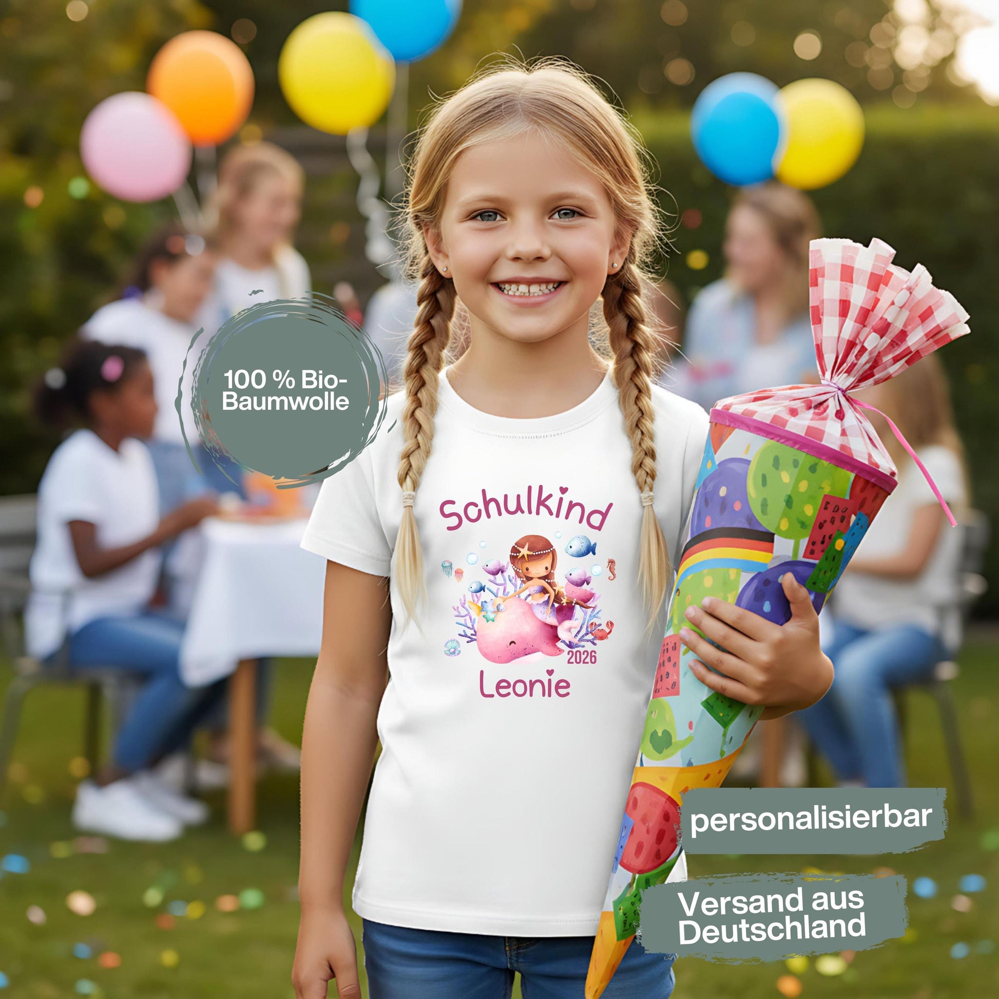 Personalisiertes Schulkind T-Shirt 2026 mit Meerjungfrau für Mädchen zur Einschulung. Einschulungsshirt mit Wal und Korallen, ideal als Geschenk zur Einschulung für Mädchen, Meerfans und kleine Träumerinnen. Erstklässler T-Shirt personalisiert mit Name und Jahr, geeignet für Einschulungsfeier, Kita-Abschied oder ersten Schultag. Hochwertiges Bio-Baumwolle T-Shirt als Schulanfang Geschenk oder Schultüten-Inhalt. Schulkind Outfit 2026, T-Shirt Schulkind Meerjungfrau 2026, Einschulungsshirt Mädchen