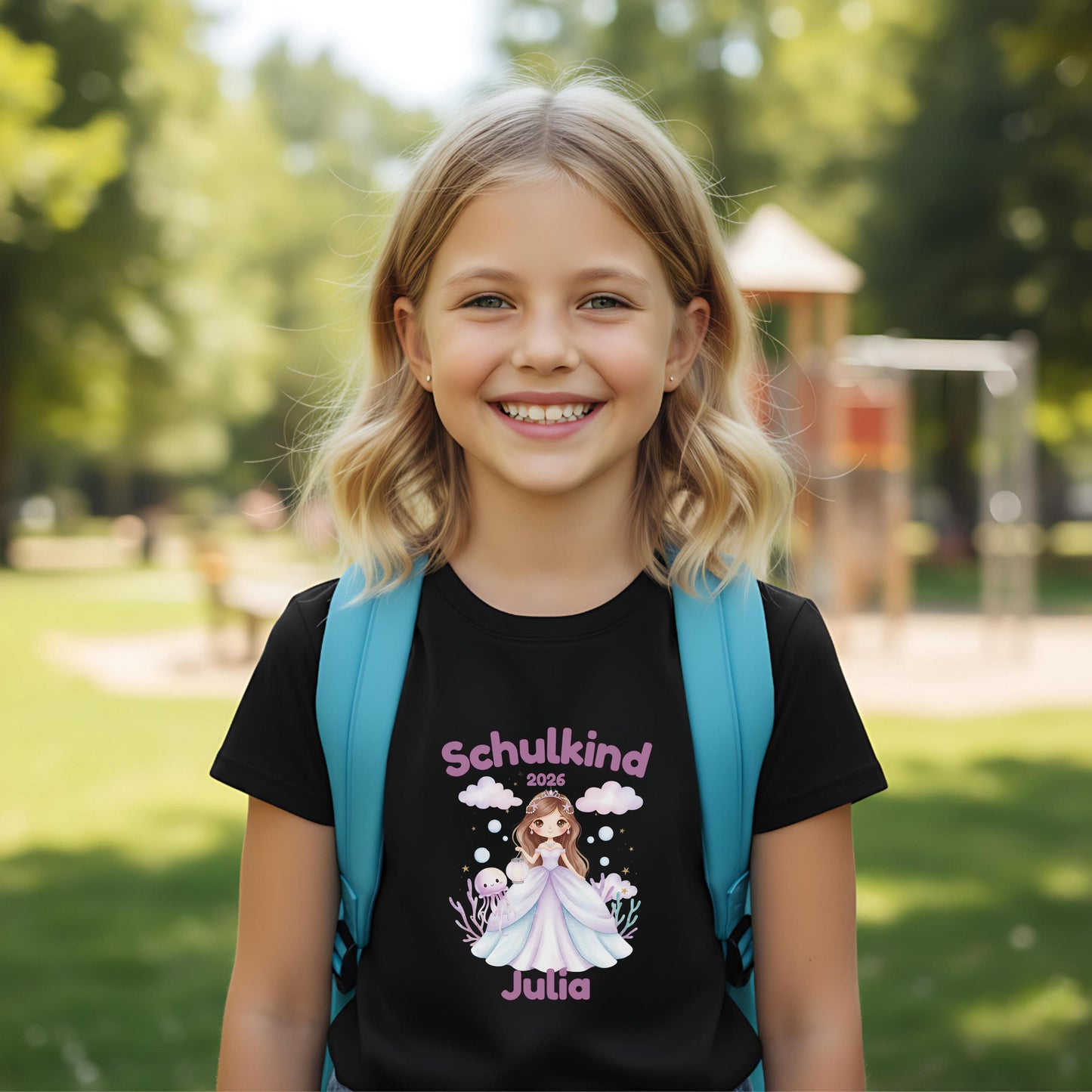 Personalisiertes Schulkind T-Shirt 2026 mit Meeresprinzessin-Motiv – liebevoll gestaltetes Einschulungsshirt für Kinder, ideal für Mädchen, die den Ozean und Fantasiewelten lieben. Perfekt als Geschenk zur Einschulung, zur Einschulungsfeier oder für das erste Klassenfoto. Weiches Bio-Baumwoll-Shirt mit personalisierbarem Namen, bequem und hochwertig verarbeitet. Schulkind Outfit 2026 mit Unterwasser-Prinzessin – märchenhaft, mutig und bereit für die 1. Klasse. T-Shirt Schulkind Prinzessin