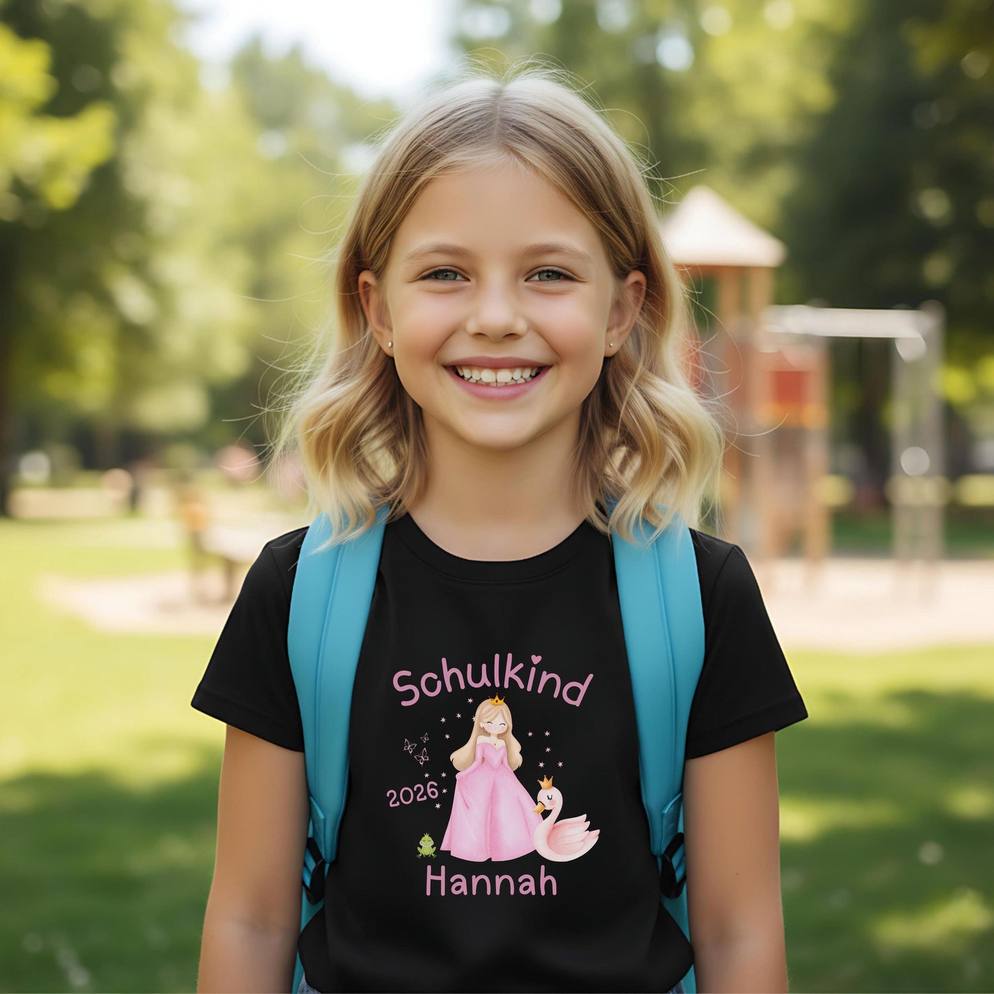 Personalisiertes Schulkind T-Shirt 2026 für Mädchen mit Prinzessin und Schwan. Einschulungsshirt aus Bio-Baumwolle – ideal als Geschenk zur Einschulung oder für die Schultüte. Schulanfang T-Shirt mit Name, geeignet für den ersten Schultag, Kita Abschied, Bye Bye Kindergarten, Einschulungsfeier oder als Schulkind Outfit 2026. Mädchen T-Shirt zur Einschulung, perfekt als Einschulungsgeschenk für Tochter, Enkelin oder Patenkind. Erstklässler Shirt für Mädchen Schulkind T-Shirt Prinzessin