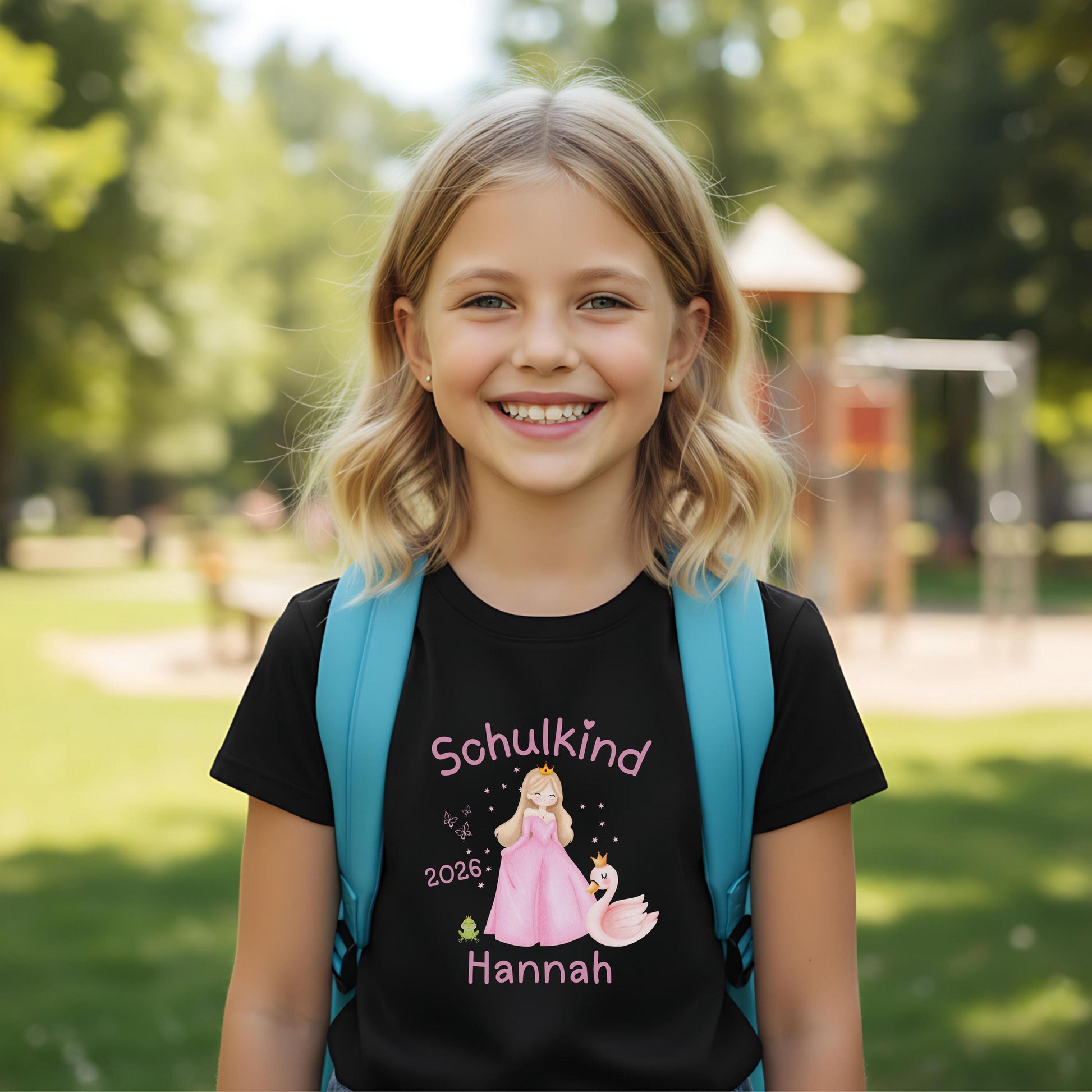 Personalisiertes Schulkind T-Shirt 2026 für Mädchen mit Prinzessin und Schwan. Einschulungsshirt aus Bio-Baumwolle – ideal als Geschenk zur Einschulung oder für die Schultüte. Schulanfang T-Shirt mit Name, geeignet für den ersten Schultag, Kita Abschied, Bye Bye Kindergarten, Einschulungsfeier oder als Schulkind Outfit 2026. Mädchen T-Shirt zur Einschulung, perfekt als Einschulungsgeschenk für Tochter, Enkelin oder Patenkind. Erstklässler Shirt für Mädchen Schulkind T-Shirt Prinzessin