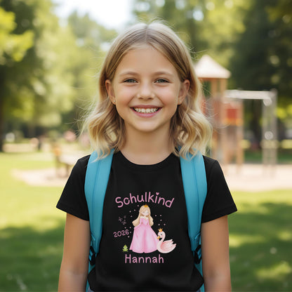 Personalisiertes Schulkind T-Shirt 2026 für Mädchen mit Prinzessin und Schwan. Einschulungsshirt aus Bio-Baumwolle – ideal als Geschenk zur Einschulung oder für die Schultüte. Schulanfang T-Shirt mit Name, geeignet für den ersten Schultag, Kita Abschied, Bye Bye Kindergarten, Einschulungsfeier oder als Schulkind Outfit 2026. Mädchen T-Shirt zur Einschulung, perfekt als Einschulungsgeschenk für Tochter, Enkelin oder Patenkind. Erstklässler Shirt für Mädchen Schulkind T-Shirt Prinzessin
