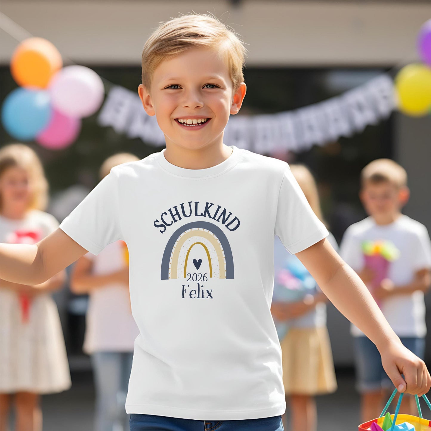 Personalisiertes Erstklassig Schulkind T-Shirt 2026 für Jungen & Mädchen. Einschulungsshirt mit Regenbogen, ideal als Geschenk zum Schulanfang 2026, 1. Klasse, Tschüss Kindergarten. Schulkind Shirt mit Namen, Bio-Baumwolle, Einschulungsfeier Outfit, Einschulungsgeschenk mit Stil. Perfektes Schulkind T-Shirt Jungen Mädchen 2026, Zuckertüte Geschenk, Kita Abschied Shirt, Erstklässler Kleidung für den ersten Schultag mit Personalisierung & starker Botschaft. Schulkind T-Shirt