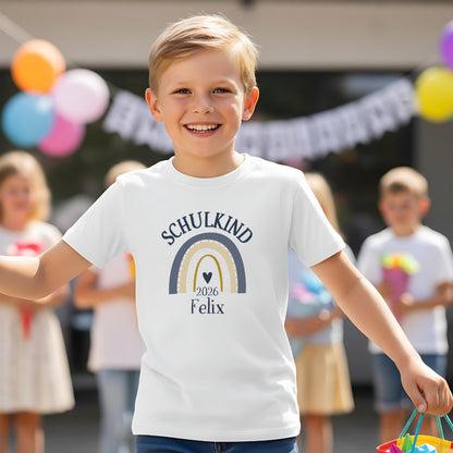 Personalisiertes Erstklassig Schulkind T-Shirt 2026 für Jungen & Mädchen. Einschulungsshirt mit Regenbogen, ideal als Geschenk zum Schulanfang 2026, 1. Klasse, Tschüss Kindergarten. Schulkind Shirt mit Namen, Bio-Baumwolle, Einschulungsfeier Outfit, Einschulungsgeschenk mit Stil. Perfektes Schulkind T-Shirt Jungen Mädchen 2026, Zuckertüte Geschenk, Kita Abschied Shirt, Erstklässler Kleidung für den ersten Schultag mit Personalisierung & starker Botschaft. Schulkind T-Shirt