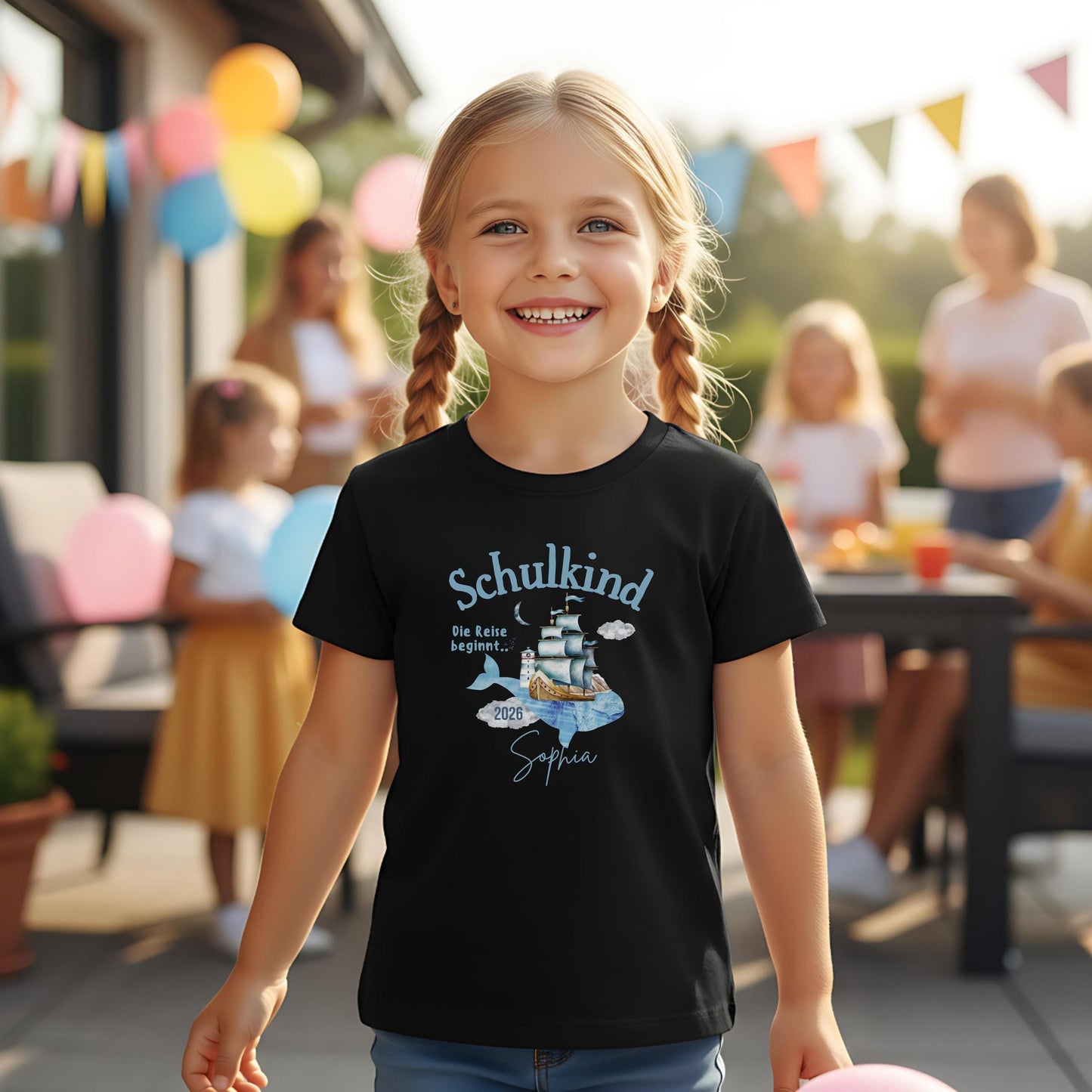 Schulkind T-Shirt 2026 mit Segelschiff Motiv, personalisiert mit Name. Einschulungsshirt für Mädchen und Jungen als Geschenk zur Einschulung oder zum Schulanfang. Schulkind Shirt mit der Aufschrift „Die Reise beginnt…“ – ideal für den ersten Schultag, Einschulungsfeier, Abschied vom Kindergarten oder als T-Shirt für die Schultüte. Hochwertiges Bio-Baumwoll Shirt mit maritimem Motiv für mutige Erstklässler. Einschulung T-Shirt individuell für Schulanfang & Bye Bye Kindergarten.