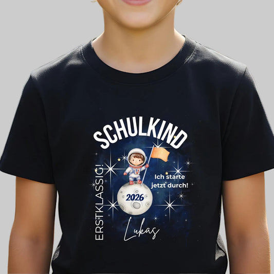 Personalisiertes Schulkind T-Shirt 2026 mit Astronauten Motiv, ideal als Geschenk zur Einschulung. Einschulungsshirt für Jungen und Mädchen zum ersten Schultag oder als Tschüss Kindergarten Shirt. Perfekt als Schulkind Outfit 2026, Erstklässler T-Shirt oder Einschulung T-Shirt mit Name. Für Einschulung 2026, Schulanfang Geschenk, Bye Bye Kindergarten, Einschulungsfeier, Kita Abschied und erster Schultag. Einschulungsgeschenk mit Rakete, Schulkind T-Shirt mit Bedeutung.