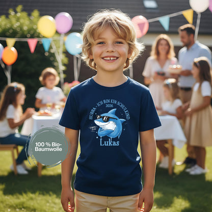 Cooles Schulkind T-Shirt 2026 mit Hai-Motiv, perfekt für Jungen zur Einschulung. Ideal als Geschenk zum Schulanfang für mutige Kinder, die mit Stil in die 1. Klasse starten. Das T-Shirt zur Einschulung besteht aus 100 % Bio-Baumwolle und kann mit Namen personalisiert werden. Perfekt als Einschulung Shirt Junge, T-Shirt endlich Schulkind, Geschenk Einschulung Kind, T-Shirt für Erstklässler oder Bye Bye Kindergarten Geschenk. Dieses Einschulungsshirt bringt und Vorfreude auf den Schulstart