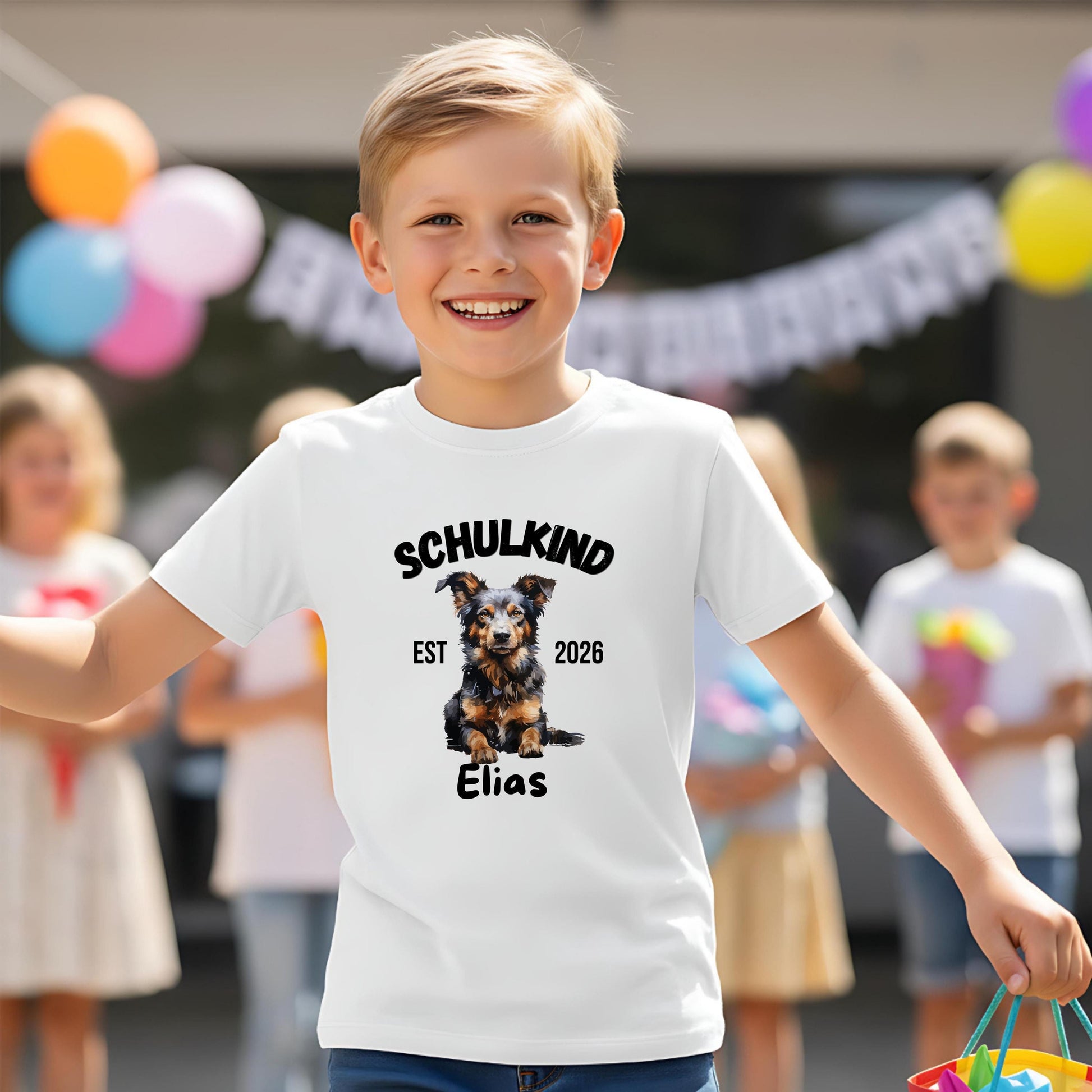 Personalisiertes Schulkind T-Shirt 2026 mit süßem Hundemotiv – perfekt als Geschenk zur Einschulung. Einschulungsshirt für Jungen und Mädchen zur Einschulungsfeier, zum ersten Schultag oder als Tschüss Kindergarten T-Shirt. Ideal als Schulanfang Geschenk, Erstklässler T-Shirt oder Shirt für Bye Bye Kindergarten. Schulkind T-Shirt mit Name oder ohne – für Einschulung 2026, Schulstart, Schultüte und Kita Abschied. T-Shirt Schulkind Hund Einschulungsshirt | T-Shirt Einschulung 2026 personalisiert