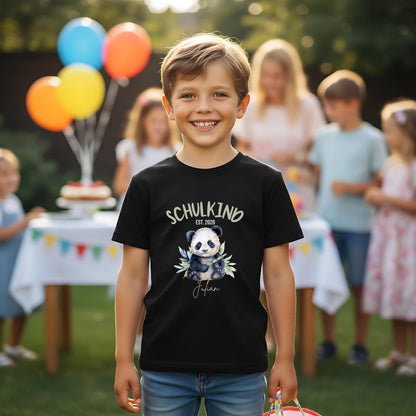 Personalisiertes Schulkind T-Shirt 2026 mit süßem Panda Motiv – ideal als Geschenk zur Einschulung. Einschulungsshirt für Jungen und Mädchen, perfekt für den ersten Schultag, als Bye Bye Kindergarten Shirt oder zur Einschulungsfeier. Weiches Schulkind T-Shirt mit Name oder ohne, für Schulanfang 2026, Schulkind Outfit, Erstklässler T-Shirt oder Kita Abschied. Einschulung T-Shirt mit Bedeutung – liebevoll, bequem und perfekt für kleine Schulstarter mit Herz. Schulstarter T-Shirt Panda