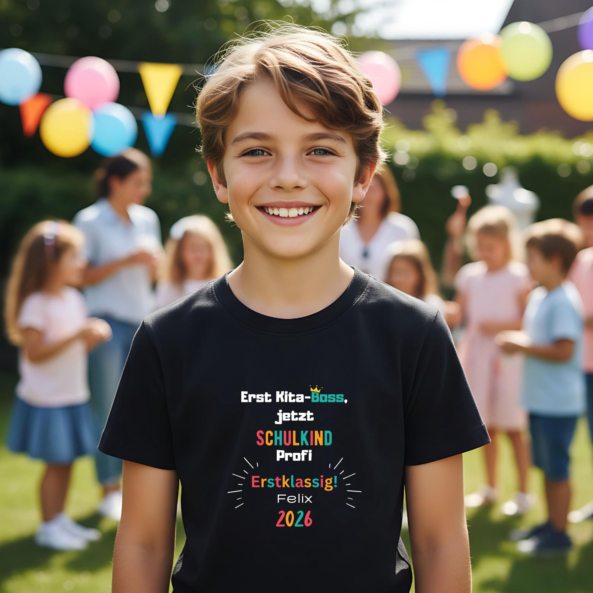 Schulkind T-Shirt 2026 mit Spruch „Erst Kita-Boss jetzt Schulkind Profi – Erstklassig!“, personalisierbar mit Name, Einschulungsshirt Jungen & Mädchen. T-Shirt zur Einschulung 1. Klasse, Geschenk Schulanfang, Abschied Kita, Schulkind Outfit 2026 mit Statement. Einschulungsgeschenk für Schultüte, Einschulungsfeier, Schulanmeldung oder erstes Klassenfoto. Erstklassler Shirt mit Bio-Baumwolle, nachhaltig, bequem individuell Ideal für Schulanfänger & Vorschüler. Schulkind T-Shirt 2026 personalisiert