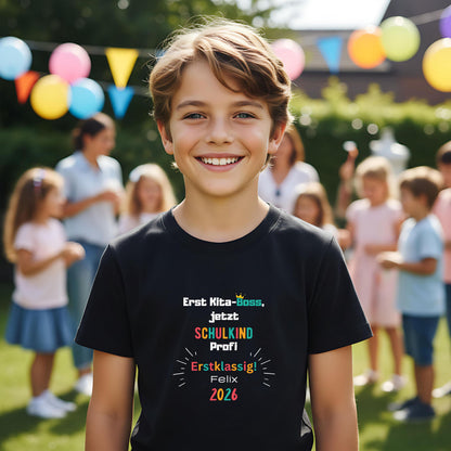 Schulkind T-Shirt 2026 mit Spruch „Erst Kita-Boss jetzt Schulkind Profi – Erstklassig!“, personalisierbar mit Name, Einschulungsshirt Jungen & Mädchen. T-Shirt zur Einschulung 1. Klasse, Geschenk Schulanfang, Abschied Kita, Schulkind Outfit 2026 mit Statement. Einschulungsgeschenk für Schultüte, Einschulungsfeier, Schulanmeldung oder erstes Klassenfoto. Erstklassler Shirt mit Bio-Baumwolle, nachhaltig, bequem individuell Ideal für Schulanfänger & Vorschüler. Schulkind T-Shirt 2026 personalisiert