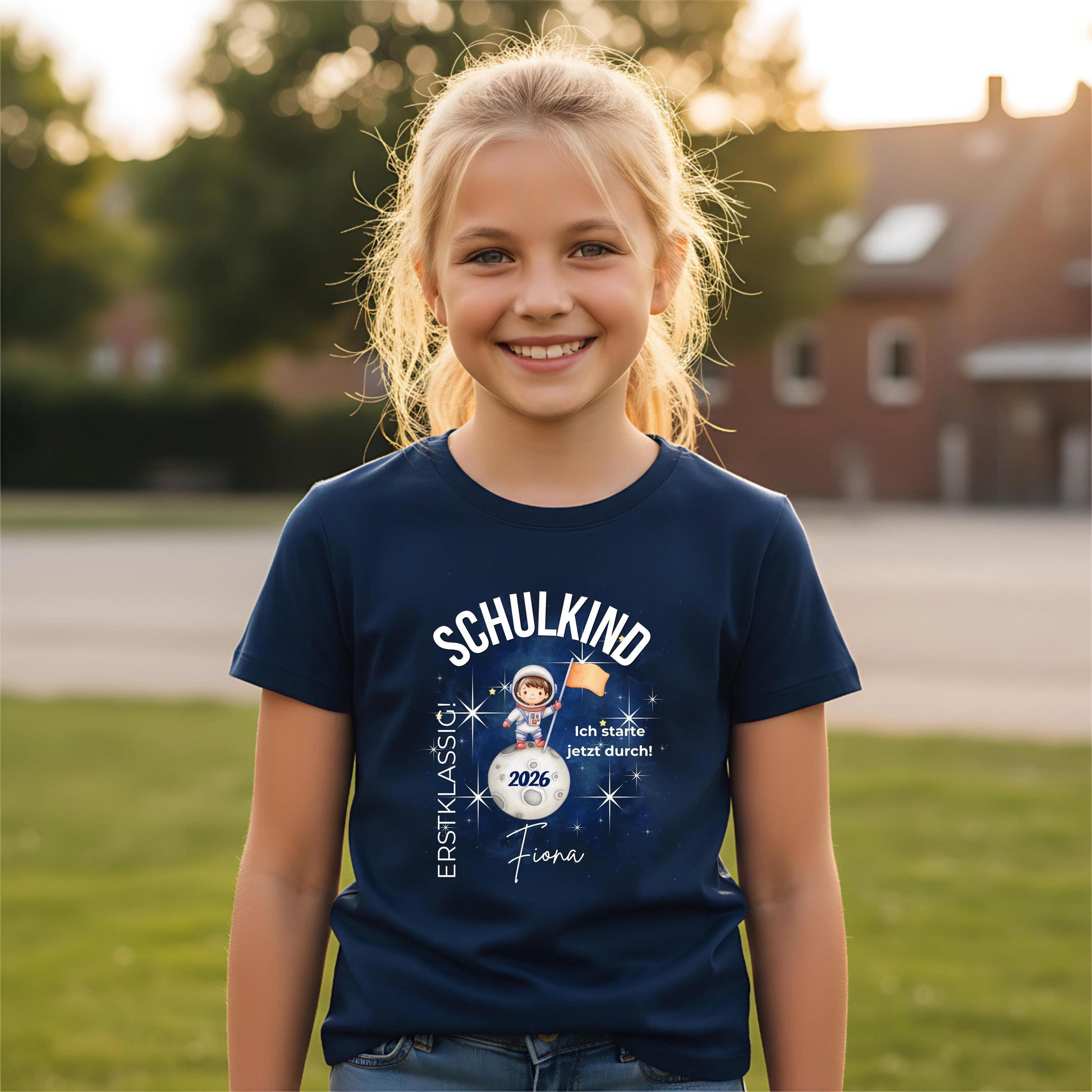 Personalisiertes Schulkind T-Shirt 2026 mit Astronauten Motiv, ideal als Geschenk zur Einschulung. Einschulungsshirt für Jungen und Mädchen zum ersten Schultag oder als Tschüss Kindergarten Shirt. Perfekt als Schulkind Outfit 2026, Erstklässler T-Shirt oder Einschulung T-Shirt mit Name. Für Einschulung 2026, Schulanfang Geschenk, Bye Bye Kindergarten, Einschulungsfeier, Kita Abschied und erster Schultag. Einschulungsgeschenk mit Rakete, Schulkind T-Shirt mit Bedeutung.