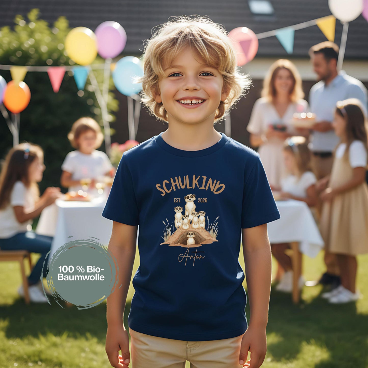 Personalisiertes Schulkind T-Shirt 2026 mit süßem Erdmännchen Motiv – perfekt als Geschenk zur Einschulung für Tierfreunde. Einschulungsshirt für Jungen und Mädchen, ideal zur Einschulungsfeier oder als Überraschung zum ersten Schultag. Als Schulanfang Geschenk oder Bye Bye Kindergarten Shirt ein beliebtes Motiv. Schulkind T-Shirt mit Name oder schlicht – für Einschulung 2026, Schulstart, Erstklässler T-Shirt und Kita Abschied. Liebevoll, einzigartig, mit Bedeutung.