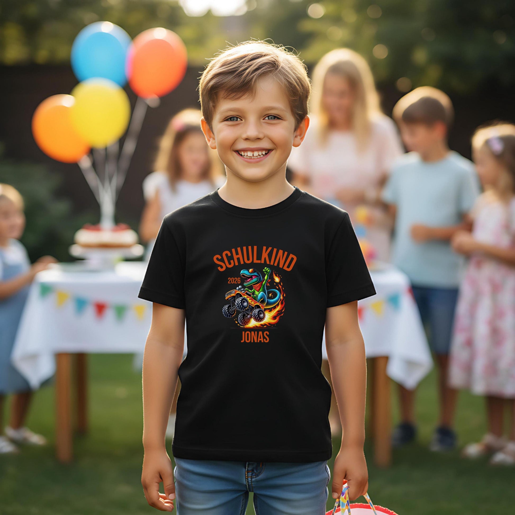 Personalisiertes Schulkind T-Shirt 2026 mit Dino im Monstertruck – Einschulungsshirt für Jungen & Mädchen mit Schulkind 2026 Aufdruck. Perfekt als Einschulung Geschenk, Erstklässler Shirt oder T-Shirt zur Einschulungsfeier. Mit Namen personalisierbar, aus 100 % Bio-Baumwolle. Cooles Dinosaurier T-Shirt für kleine Rennfahrer & Schulstarter. Ideal für den Schulanfang 2026, als Kita Abschiedsgeschenk, Outfit für den ersten Schultag oder Überraschung zur Schultüte T-Shirt Schulkind Dino Monstertruck