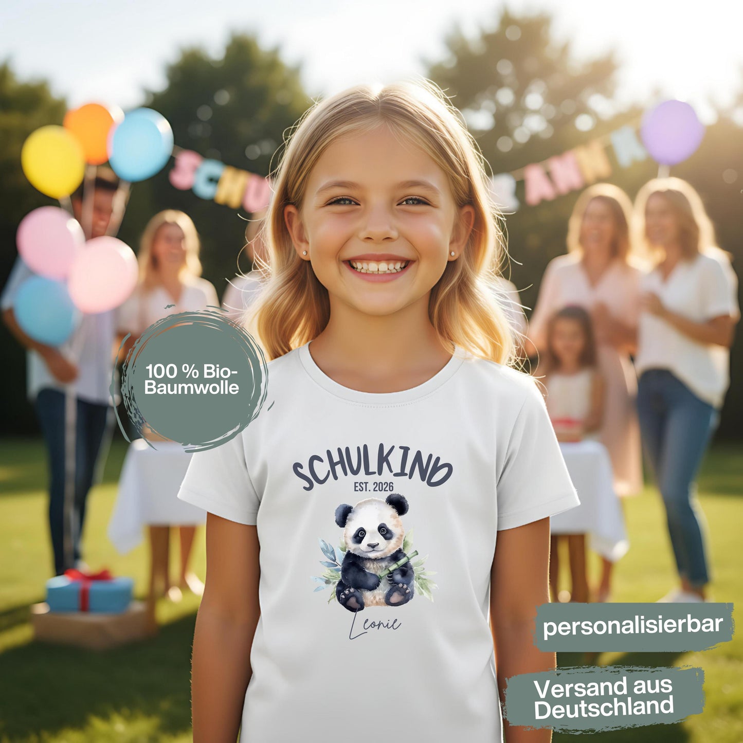 Personalisiertes Schulkind T-Shirt 2026 mit süßem Panda Motiv – ideal als Geschenk zur Einschulung. Einschulungsshirt für Jungen und Mädchen, perfekt für den ersten Schultag, als Bye Bye Kindergarten Shirt oder zur Einschulungsfeier. Weiches Schulkind T-Shirt mit Name oder ohne, für Schulanfang 2026, Schulkind Outfit, Erstklässler T-Shirt oder Kita Abschied. Einschulung T-Shirt mit Bedeutung – liebevoll, bequem und perfekt für kleine Schulstarter mit Herz. Schulstarter T-Shirt Panda