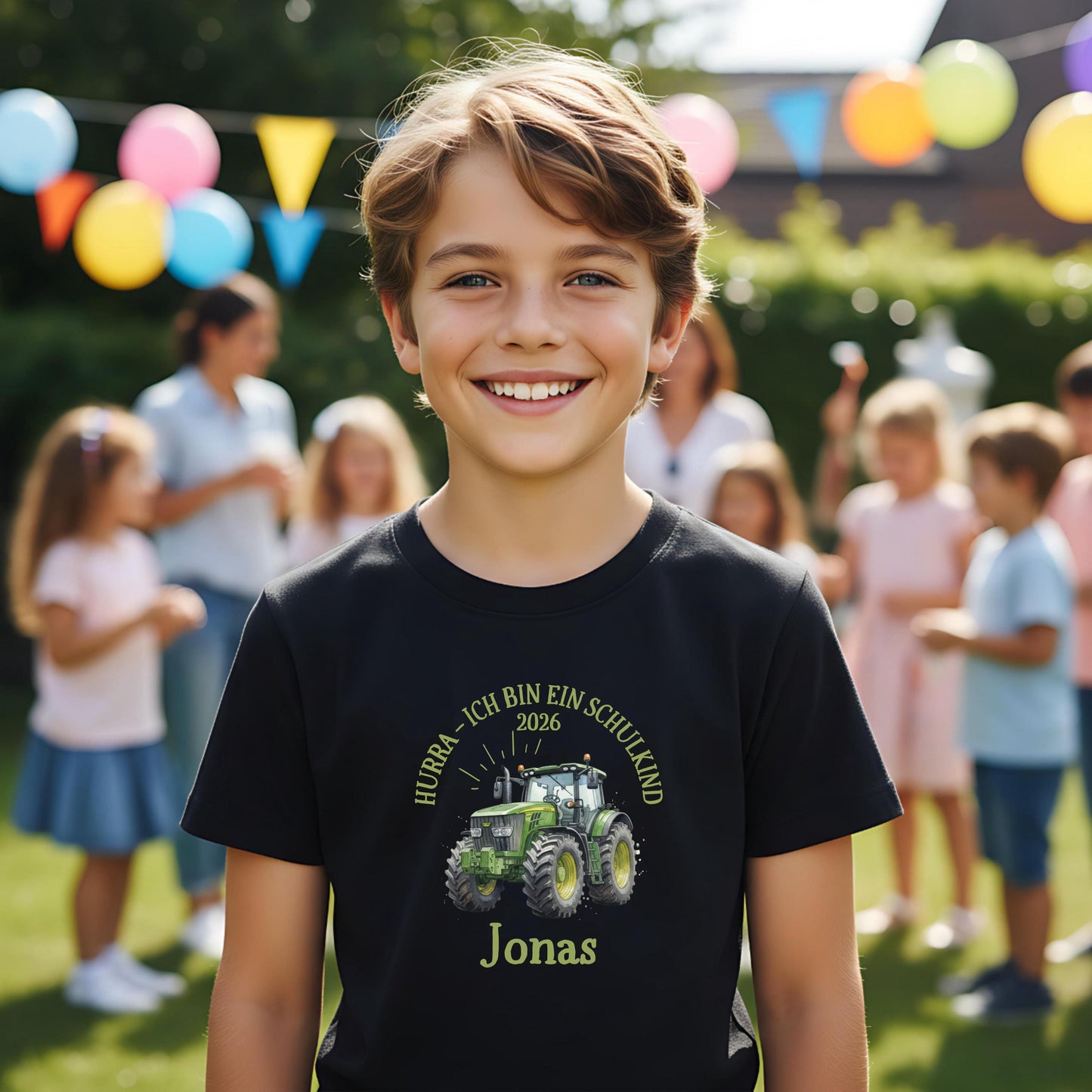 T-Shirt zur Einschulung 2026 mit grünem Traktor für Jungen, perfekt als Geschenk zum Schulanfang. Das Schulkind T-Shirt besteht aus 100 % Bio-Baumwolle, ist personalisierbar mit Namen und begeistert kleine Traktor-Fans am ersten Schultag. Ideal als Einschulung Shirt Junge, T-Shirt endlich Schulkind, Geschenk Einschulung Kind oder Abschiedsgeschenk vom Kindergarten. Dieses T-Shirt für Erstklässler verbindet Stil und Bedeutung, ein starkes Bye Bye Kindergarten Motiv für kleine Schulanfänger