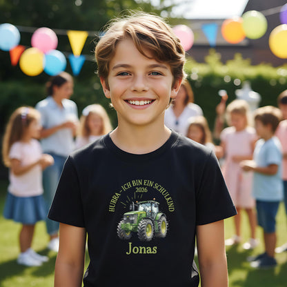 T-Shirt zur Einschulung 2026 mit grünem Traktor für Jungen, perfekt als Geschenk zum Schulanfang. Das Schulkind T-Shirt besteht aus 100 % Bio-Baumwolle, ist personalisierbar mit Namen und begeistert kleine Traktor-Fans am ersten Schultag. Ideal als Einschulung Shirt Junge, T-Shirt endlich Schulkind, Geschenk Einschulung Kind oder Abschiedsgeschenk vom Kindergarten. Dieses T-Shirt für Erstklässler verbindet Stil und Bedeutung, ein starkes Bye Bye Kindergarten Motiv für kleine Schulanfänger