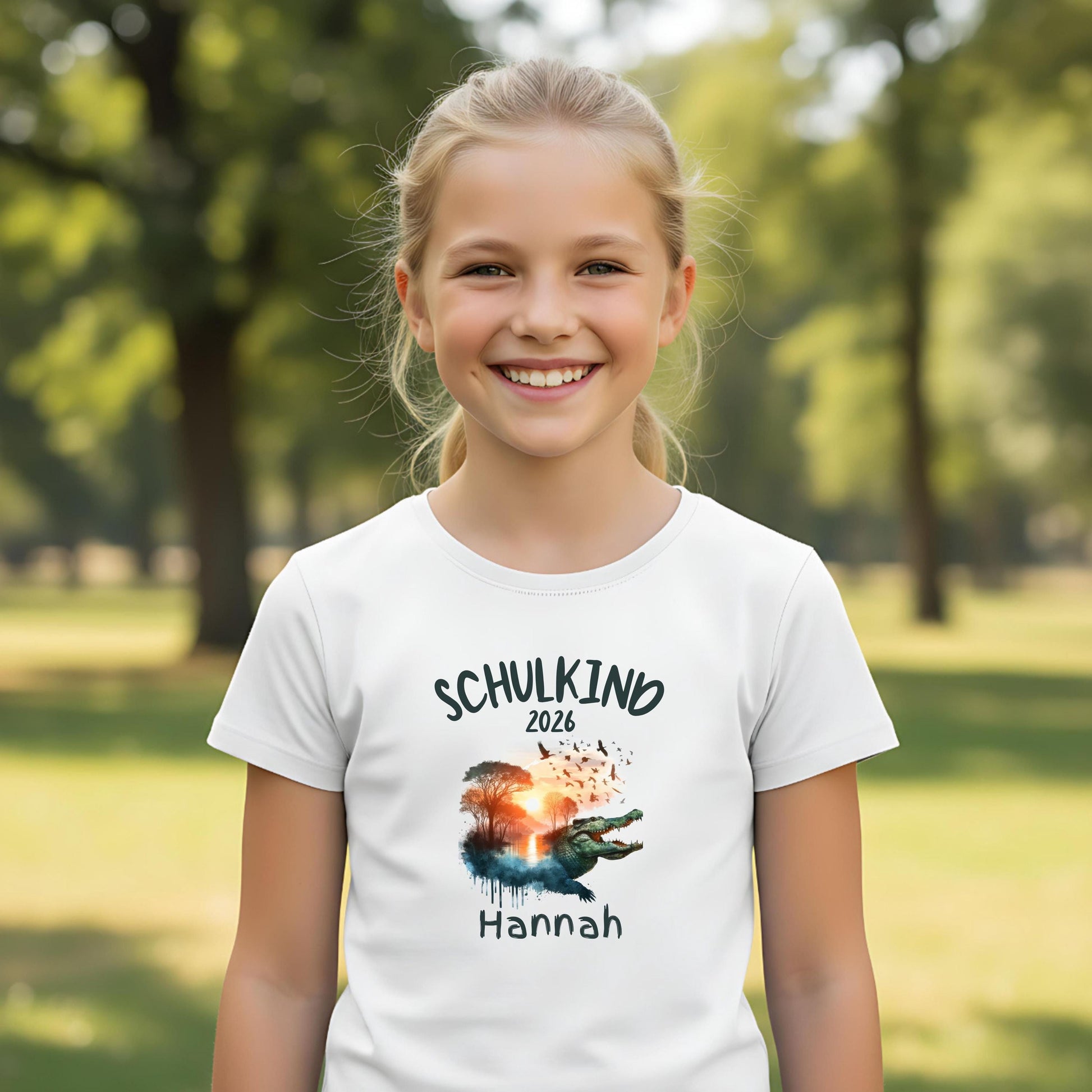 T-Shirt Schulkind 2026 Junge personalisiert mit Name, Einschulung Geschenk 1. Klasse, Shirt für Jungen Schulanfang, Einschulungsshirt mit Tiermotiv Krokodil, Schulkind Shirt Jungen 2026, T-Shirt Einschulung 2026 mit Name, Geschenk zur Einschulung für Jungen, Einschulung T-Shirt 2026, Schulstart Jungen T-Shirt, T-Shirt Einschulung 1. Klasse personalisiert, personalisiertes Schulkind T-Shirt Krokodil