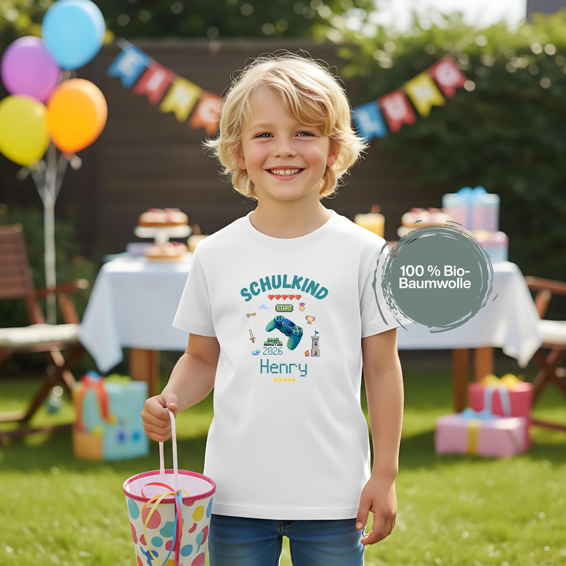 Schulkind T-Shirt 2026 mit Gamer Motiv und Controller für Jungen zur Einschulung. Einschulungsshirt mit Videospiel Design, ideal als Geschenk zum Schulanfang oder Tschüss Kindergarten Shirt. Erstklässler T-Shirt mit Name personalisiert, für Schultüte, Einschulungsfeier oder Fotos zum ersten Schultag. Hochwertiges Bio-Baumwolle Shirt für Jungen und Mädchen mit Gamer Aufdruck, Schulkind Outfit 2026 für kleine Zocker, Gaming Fans & mutige Schulstarter. T-Shirt Schulkind Gamer Einschulung 2026
