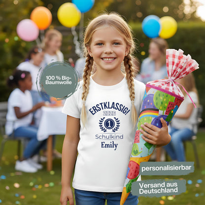 Personalisiertes Erstklassig Schulkind T-Shirt 2026 für Jungen & Mädchen. Einschulungsshirt mit Nummer 1, ideal als Geschenk zum Schulanfang 2026, 1. Klasse, Tschüss Kindergarten. Schulkind Shirt mit Namen, Bio-Baumwolle, Einschulungsfeier Outfit, Einschulungsgeschenk mit Stil. Perfektes Schulkind T-Shirt Jungen Mädchen 2026, Zuckertüte Geschenk, Kita Abschied Shirt, Erstklässler Kleidung für den ersten Schultag mit Personalisierung & starker Botschaft. Erstklassig Schulkind T-Shirt