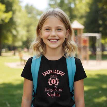 Personalisiertes Schulkind T-Shirt 2026 für Mädchen mit rosa Motiv „Erstklassig“, Einschulungsshirt mit Name, Bio-Baumwolle, perfekt als Geschenk zum Schulanfang 2026. Schulkind Shirt 1. Klasse, T-Shirt zur Einschulung, Zuckertüte Geschenk Mädchen, Erstklässler T-Shirt mit Jahreszahl, Lorbeerkranz und Zahl 1. Ideal als Einschulungsgeschenk, Abschied Kindergarten, Schulkind Outfit 2026 für Mädchen, T-Shirt Einschulungsfeier, Schulstart Kleidung mit Namen Erstklassig Schulkind T-Shirt 2026 Mädchen