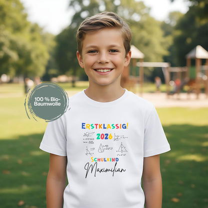 Personalisierbares Schulkind T-Shirt 2026 mit buntem „Erstklassig“-Schriftzug & Mathe-Formeln, ideal zur Einschulung. Einschulungsshirt Jungen & Mädchen, Schulanfang Geschenk 1. Klasse, Abschied Kita, personalisiertes Shirt für Schulanfänger. Schulkind T-Shirt Mathe Motiv, Einschulung 2026, Einschulungsgeschenk personalisiert mit Name. Bio-Baumwolle, Unisex-Schnitt, Einschulungsfeier, Schultüte, erstes Klassenfoto, Schulkind-Outfit für Jungen & Mädchen mit Köpfchen. Schulkind T-Shirt 2026