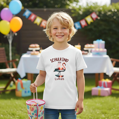Personalisiertes Schulkind T-Shirt 2026 mit Flamingo-Motiv. Einschulungsshirt für Mädchen zum ersten Schultag, individuell mit Name bedruckt. Perfekt als Geschenk zur Einschulung 2026, für Schulanfang, Kita Abschied, Bye Bye Kindergarten oder als Schulkind Outfit für Erstklässler. Weiches Bio-Baumwollshirt, ideal für Einschulungsfeier oder als Überraschung in der Schultüte. Einschulungsgeschenk für Mädchen mit Stil und Herz. T-Shirt Schulkind Flamingo Einschulungsshirt T-Shirt Einschulung 2026