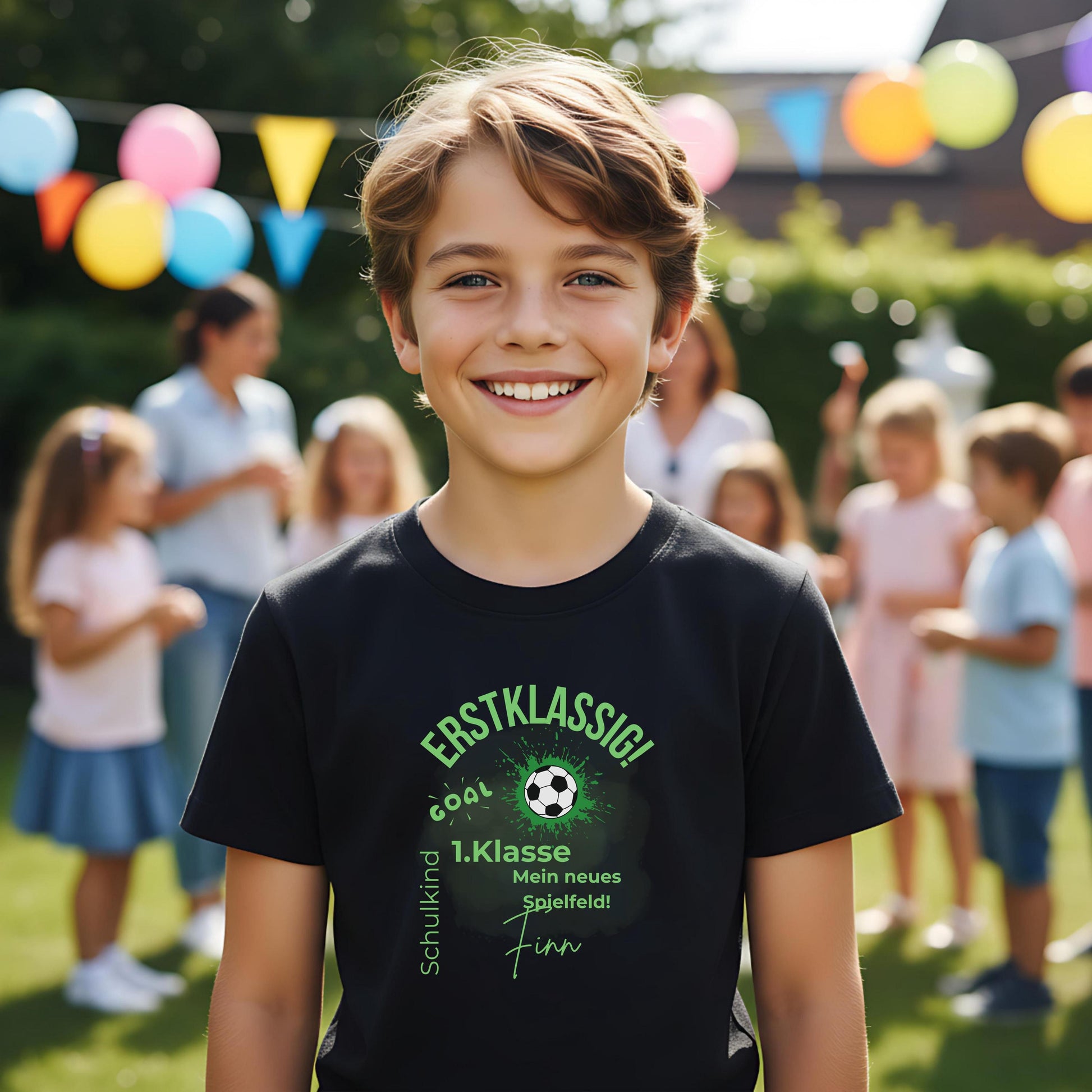Personalisiertes Schulkind T-Shirt 2026 mit Fußball Motiv, ideal als Geschenk zur Einschulung. Einschulungsshirt für Jungen mit Ball-Design und dem Spruch „1. Klasse – Mein neues Spielfeld“. Perfekt als Erstklässler T-Shirt, Fußball T-Shirt zur Einschulung oder Schulstart Shirt für kleine Kicker. Personalisiert mit Name und Jahreszahl 2026. Ideal für Einschulung 2026, Kita Abschied, Schulanfang, Einschulungsfeier oder als sportliches Outfit für den ersten Schultag.