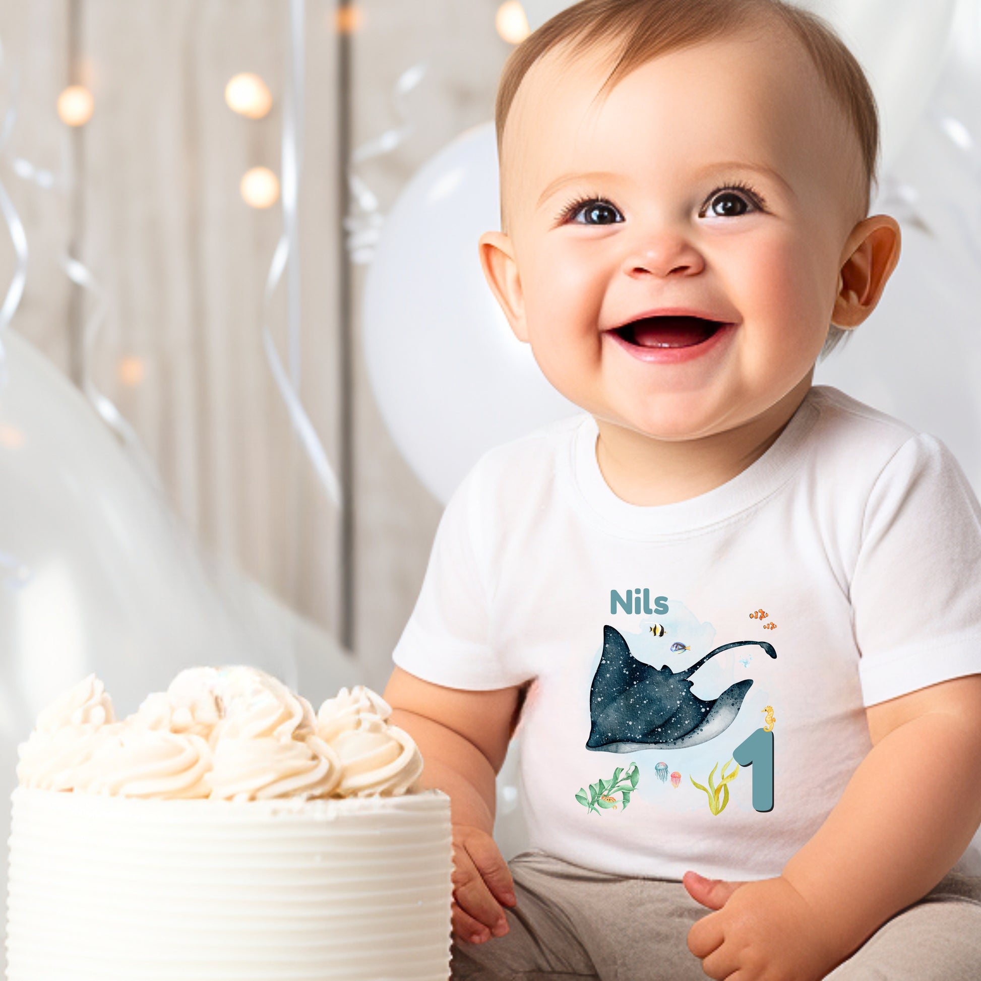 Personalisiertes Geburtstagsshirt für Kinder mit großem Rochen, tropischen Fischen, Algen, Name und Geburtstagszahl. Individuelles Kindergeburtstags-Outfit für Mädchen und Jungen mit Unterwasser-Motiv und Meerestiere-Design. Perfekt als Geburtstags-T-Shirt mit Namen, persönliches Geburtstagsgeschenk für Kinder oder Outfit für Meerjungfrauen-Party, Unterwasserparty oder Ozean-Geburtstag. Personalisierbares Kinder-Shirt mit Rochen, Zahl und Namen. T-Shirt zum Geburtstag für kleine Meeresfans und Ozean-Liebhab