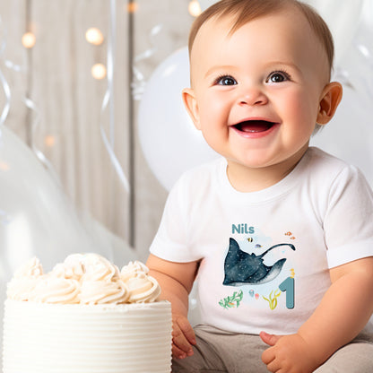 Personalisiertes Geburtstagsshirt für Kinder mit großem Rochen, tropischen Fischen, Algen, Name und Geburtstagszahl. Individuelles Kindergeburtstags-Outfit für Mädchen und Jungen mit Unterwasser-Motiv und Meerestiere-Design. Perfekt als Geburtstags-T-Shirt mit Namen, persönliches Geburtstagsgeschenk für Kinder oder Outfit für Meerjungfrauen-Party, Unterwasserparty oder Ozean-Geburtstag. Personalisierbares Kinder-Shirt mit Rochen, Zahl und Namen. T-Shirt zum Geburtstag für kleine Meeresfans und Ozean-Liebhab