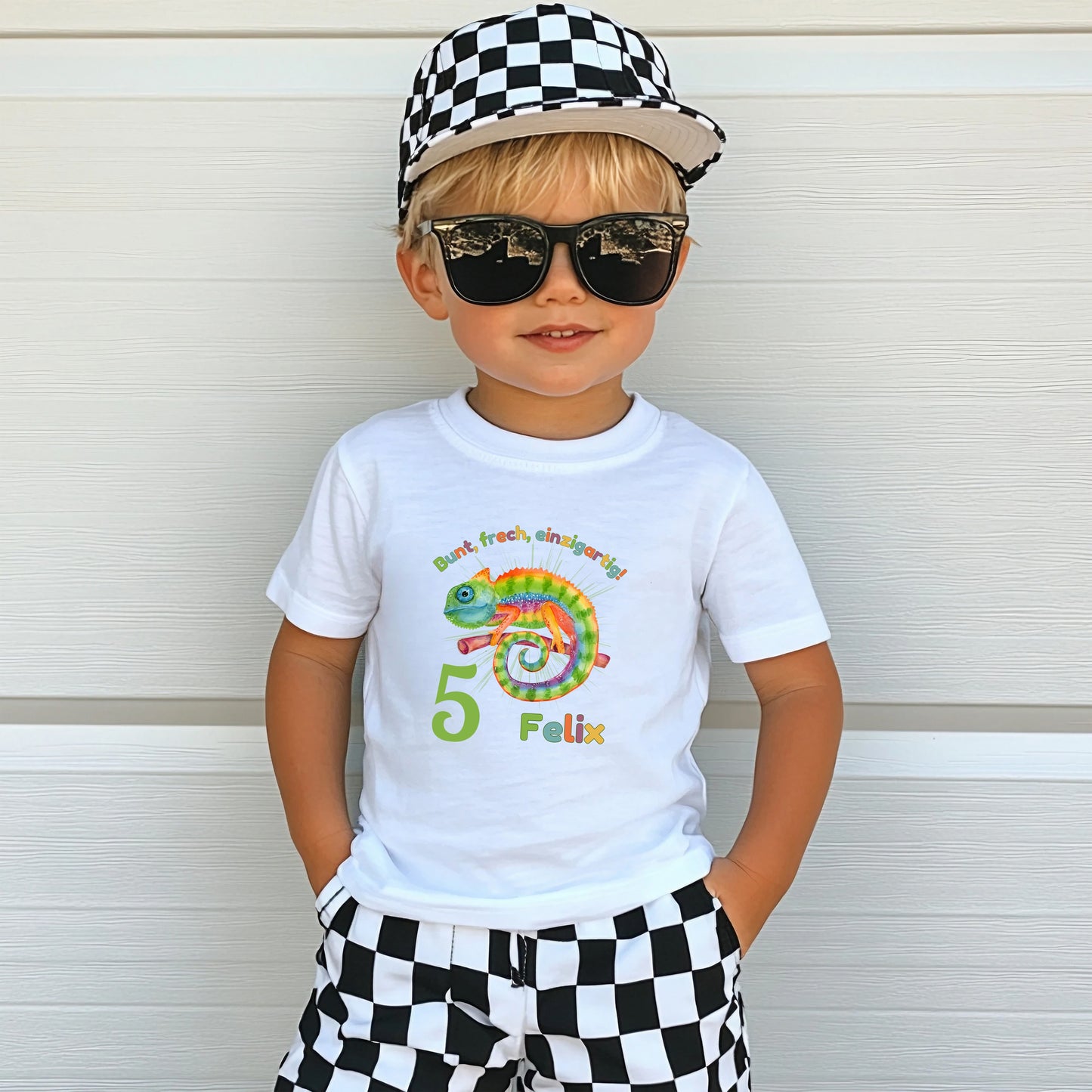 Personalisiertes Geburtstagsshirt Chamäleon mit Name und Alter für Kinder – einzigartiges Kindergeburtstagsgeschenk für Mädchen oder Jungen. Buntes Motiv mit Chamäleon, ideal für den 6. Geburtstag. Individuell gestaltetes T-Shirt für Geburtstagsfeier, Fotoshooting oder Party. Hochwertiges Kinder T-Shirt zum Geburtstag – farbenfrohes Geburtstagsoutfit für kleine Persönlichkeiten. Jetzt dein Chamäleon Shirt personalisieren. Personalisiertes Chamäleon Geburtstagsshirt für Kinder.