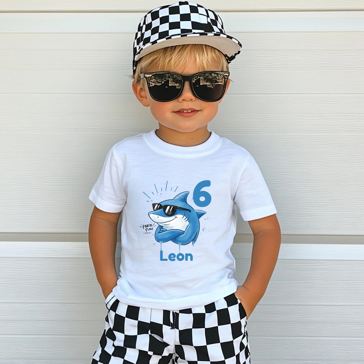 Cooles Geburtstagsshirt Hai für Kinder mit Name und Zahl personalisiert. Lustiges Geburtstags-T-Shirt für Jungen und Mädchen mit Hai Motiv, perfekt als Geburtstagsoutfit zum 3., 4., 5., 6. oder 7. Geburtstag. Ideal für Kindergeburtstag, Mottoparty oder als Kindergeburtstagsgeschenk. Personalisiertes T-Shirt Kinder mit Tiermotiv, Hai Design, für Jungen und Mädchen. Kinder T-Shirt Hai, Geburtstags-T-Shirt mit Zahl, Geburtstagsshirt Junge, Geburtstagsshirt Mädchen. personalisiertes T-Shirt Kinder