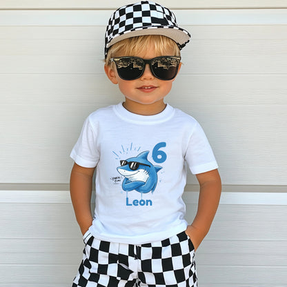 Cooles Geburtstagsshirt Hai für Kinder mit Name und Zahl personalisiert. Lustiges Geburtstags-T-Shirt für Jungen und Mädchen mit Hai Motiv, perfekt als Geburtstagsoutfit zum 3., 4., 5., 6. oder 7. Geburtstag. Ideal für Kindergeburtstag, Mottoparty oder als Kindergeburtstagsgeschenk. Personalisiertes T-Shirt Kinder mit Tiermotiv, Hai Design, für Jungen und Mädchen. Kinder T-Shirt Hai, Geburtstags-T-Shirt mit Zahl, Geburtstagsshirt Junge, Geburtstagsshirt Mädchen. personalisiertes T-Shirt Kinder