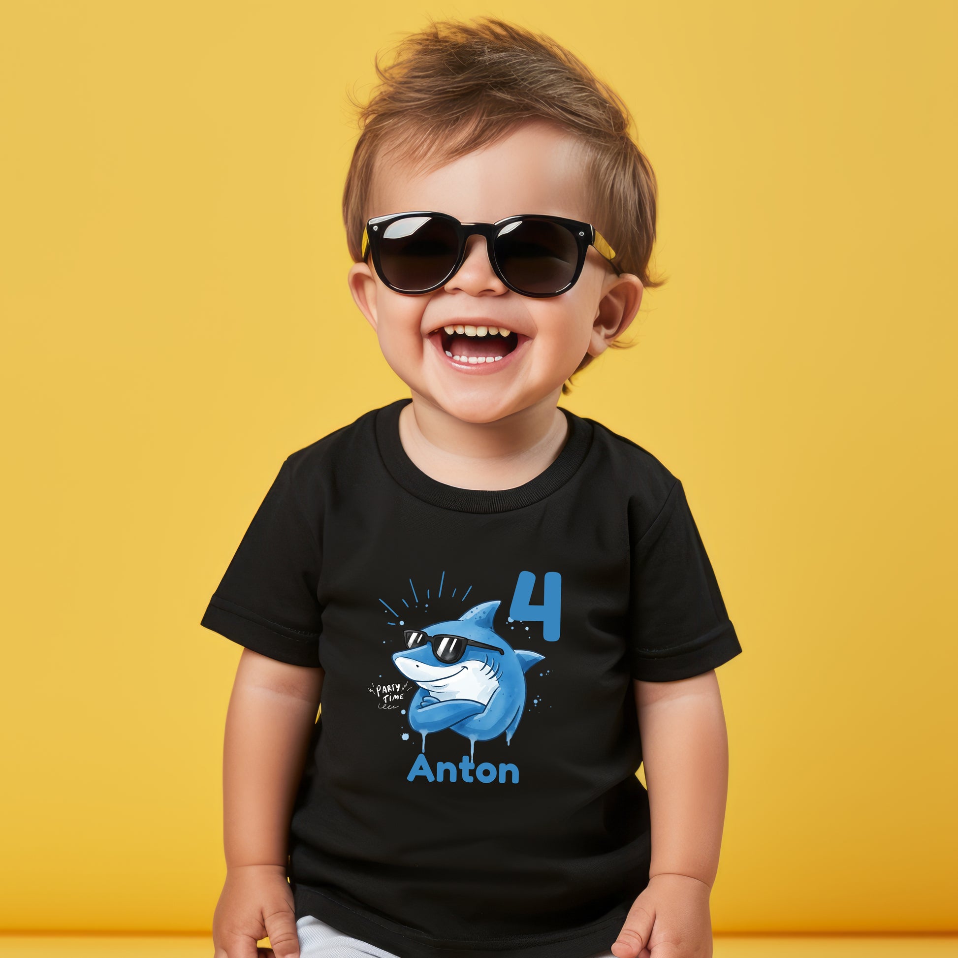 Cooles Geburtstagsshirt Hai für Kinder mit Name und Zahl personalisiert. Lustiges Geburtstags-T-Shirt für Jungen und Mädchen mit Hai Motiv, perfekt als Geburtstagsoutfit zum 3., 4., 5., 6. oder 7. Geburtstag. Ideal für Kindergeburtstag, Mottoparty oder als Kindergeburtstagsgeschenk. Personalisiertes T-Shirt Kinder mit Tiermotiv, Hai Design, für Jungen und Mädchen. Kinder T-Shirt Hai, Geburtstags-T-Shirt mit Zahl, Geburtstagsshirt Junge, Geburtstagsshirt Mädchen. personalisiertes T-Shirt Kinder