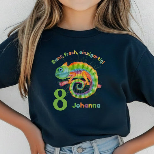 Personalisiertes Geburtstagsshirt Chamäleon mit Name und Alter für Kinder – einzigartiges Kindergeburtstagsgeschenk für Mädchen oder Jungen. Buntes Motiv mit Chamäleon, ideal für den 6. Geburtstag. Individuell gestaltetes T-Shirt für Geburtstagsfeier, Fotoshooting oder Party. Hochwertiges Kinder T-Shirt zum Geburtstag – farbenfrohes Geburtstagsoutfit für kleine Persönlichkeiten. Jetzt dein Chamäleon Shirt personalisieren. Personalisiertes Chamäleon Geburtstagsshirt für Kinder.