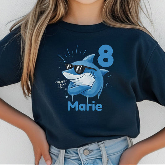 Cooles Geburtstagsshirt Hai für Kinder mit Name und Zahl personalisiert. Lustiges Geburtstags-T-Shirt für Jungen und Mädchen mit Hai Motiv, perfekt als Geburtstagsoutfit zum 3., 4., 5., 6. oder 7. Geburtstag. Ideal für Kindergeburtstag, Mottoparty oder als Kindergeburtstagsgeschenk. Personalisiertes T-Shirt Kinder mit Tiermotiv, Hai Design, für Jungen und Mädchen. Kinder T-Shirt Hai, Geburtstags-T-Shirt mit Zahl, Geburtstagsshirt Junge, Geburtstagsshirt Mädchen. personalisiertes T-Shirt Kinder
