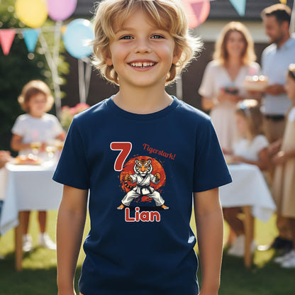Geburtstagsshirt Karate Tiger mit Name & Zahl | Personalisiertes T-Shirt zum Kindergeburtstag