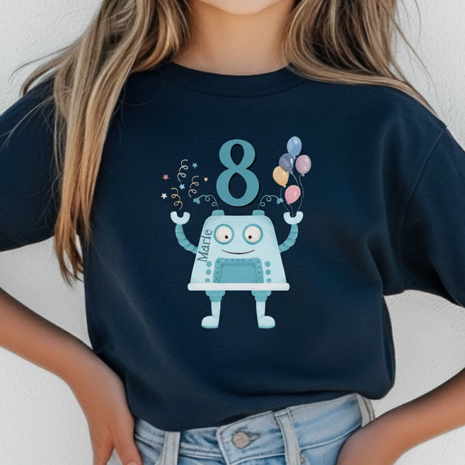 Personalisiertes Geburtstagsshirt mit Namen und Zahl, perfekt als Kindergeburtstag T-Shirt oder Geschenk zum Geburtstag. Dieses weiche Bio-Baumwoll T-Shirt zum Geburtstag ist ideal für Jungen und Mädchen, die ihren großen Tag stilvoll feiern möchten. Das Geburtstagsshirt mit Namen ist langlebig, pflegeleicht und in Schwarz, Weiß oder Navy erhältlich. Tolles Kindergeburtstagsgeschenk für Familienfeier, Kindergartenparty oder Geburtstagsfeier. Geburtstagsshirt mit Roboter