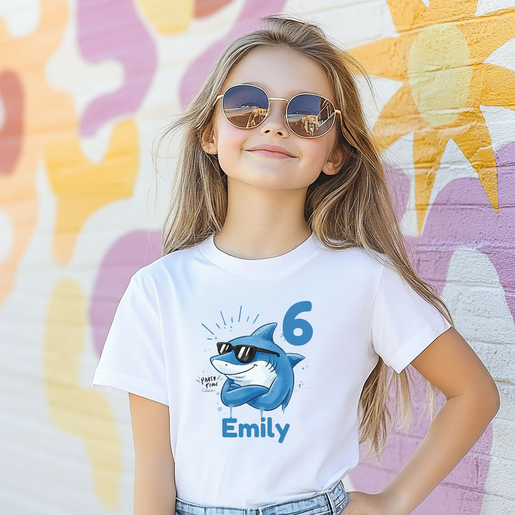 cCooles Geburtstagsshirt Hai für Kinder mit Name und Zahl personalisiert. Lustiges Geburtstags-T-Shirt für Jungen und Mädchen mit Hai Motiv, perfekt als Geburtstagsoutfit zum 3., 4., 5., 6. oder 7. Geburtstag. Ideal für Kindergeburtstag, Mottoparty oder als Kindergeburtstagsgeschenk. Personalisiertes T-Shirt Kinder mit Tiermotiv, Hai Design, für Jungen und Mädchen. Kinder T-Shirt Hai, Geburtstags-T-Shirt mit Zahl, Geburtstagsshirt Junge, Geburtstagsshirt Mädchen. personalisiertes T-Shirt Kinder