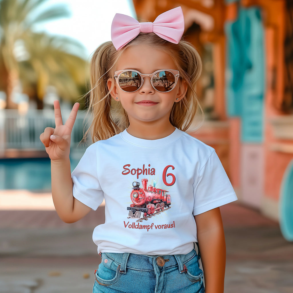 Personalisiertes Geburtstagsshirt mit Namen und Zahl, perfekt als Kindergeburtstag T-Shirt oder Geschenk zum Geburtstag. Dieses weiche Bio-Baumwoll T-Shirt zum Geburtstag ist ideal für Jungen und Mädchen, die ihren großen Tag stilvoll feiern möchten. Das Geburtstagsshirt mit Namen ist langlebig, pflegeleicht und in Schwarz, Weiß erhältlich. Tolles Kindergeburtstagsgeschenk für Familienfeier, Kindergartenparty oder Geburtstagsfeier. Geburtstagsshirt mit Zug Dampflok, Geburtstagsshirt mit Namen