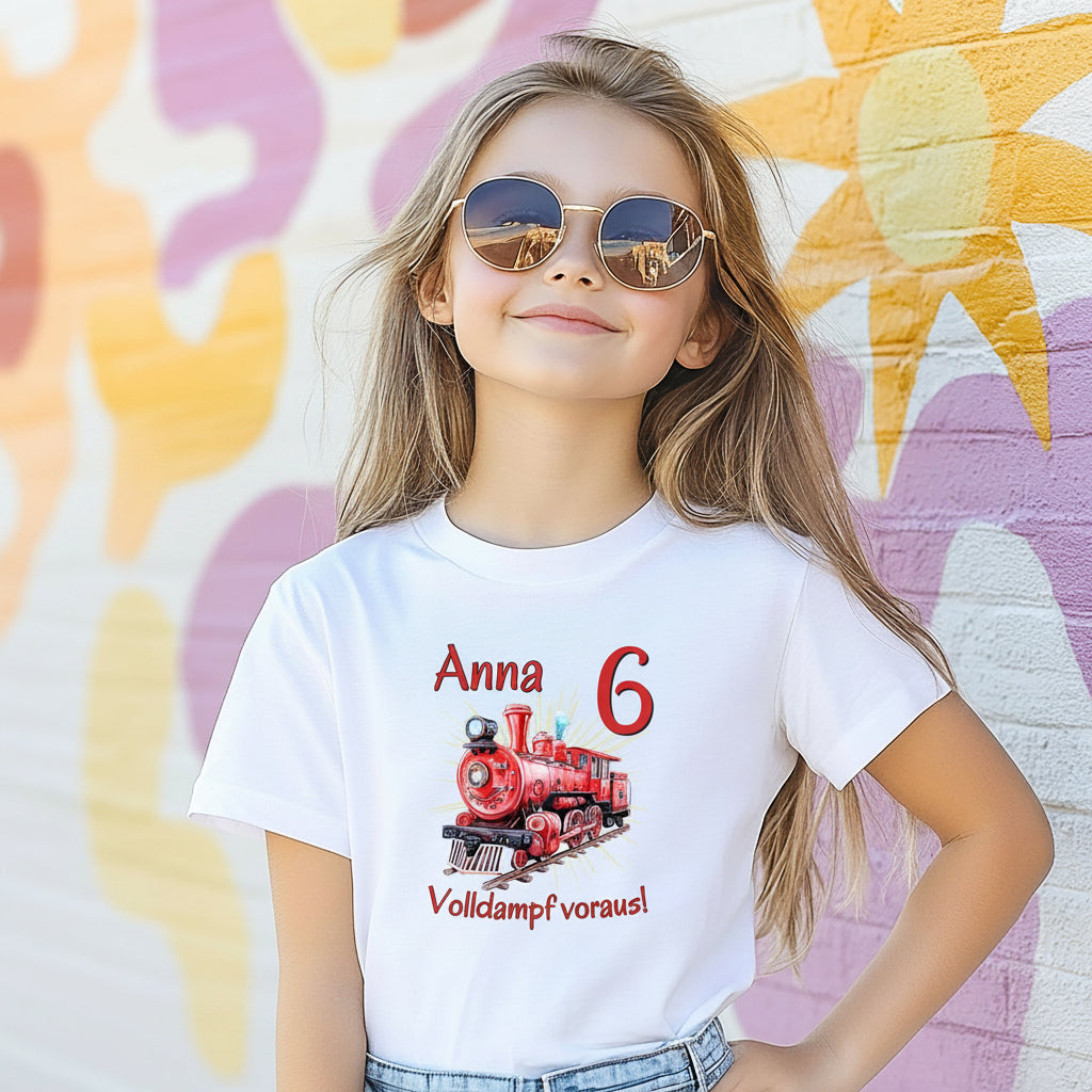 Personalisiertes Geburtstagsshirt mit Namen und Zahl, perfekt als Kindergeburtstag T-Shirt oder Geschenk zum Geburtstag. Dieses weiche Bio-Baumwoll T-Shirt zum Geburtstag ist ideal für Jungen und Mädchen, die ihren großen Tag stilvoll feiern möchten. Das Geburtstagsshirt mit Namen ist langlebig, pflegeleicht und in Schwarz, Weiß erhältlich. Tolles Kindergeburtstagsgeschenk für Familienfeier, Kindergartenparty oder Geburtstagsfeier. Geburtstagsshirt mit Zug Dampflok, Geburtstagsshirt mit Namen