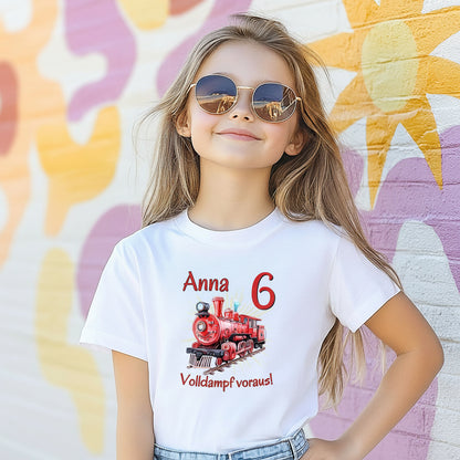 Personalisiertes Geburtstagsshirt mit Namen und Zahl, perfekt als Kindergeburtstag T-Shirt oder Geschenk zum Geburtstag. Dieses weiche Bio-Baumwoll T-Shirt zum Geburtstag ist ideal für Jungen und Mädchen, die ihren großen Tag stilvoll feiern möchten. Das Geburtstagsshirt mit Namen ist langlebig, pflegeleicht und in Schwarz, Weiß erhältlich. Tolles Kindergeburtstagsgeschenk für Familienfeier, Kindergartenparty oder Geburtstagsfeier. Geburtstagsshirt mit Zug Dampflok, Geburtstagsshirt mit Namen