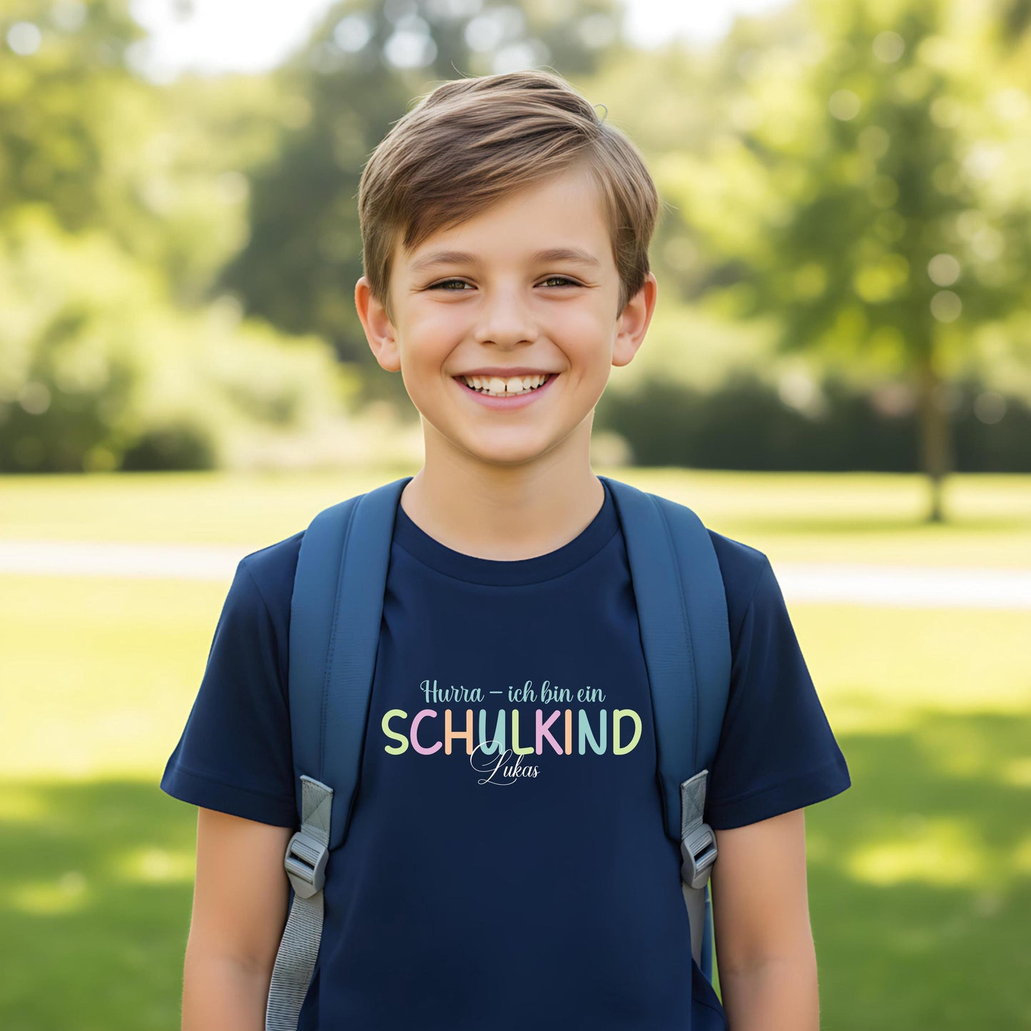 Personalisiertes Schulkind T-Shirt 2026 für Jungen und Mädchen – Geschenkidee zur Einschulung mit buntem Schriftzug „Hurra – endlich Schulkind“, Unisex-Schnitt, perfekt für Erstklässler und Schulanfänger. Einschulungsshirt aus 100 % Bio-Baumwolle, individuell mit Namen bedruckbar, hautfreundlich und langlebig. Ideal als T-Shirt zur Einschulung, Einschulungsgeschenk, Schultüten-Füllung oder Bye Bye Kindergarten Geschenk – modernes, emotionales Motiv für stolze Kinder zum Schulstart.