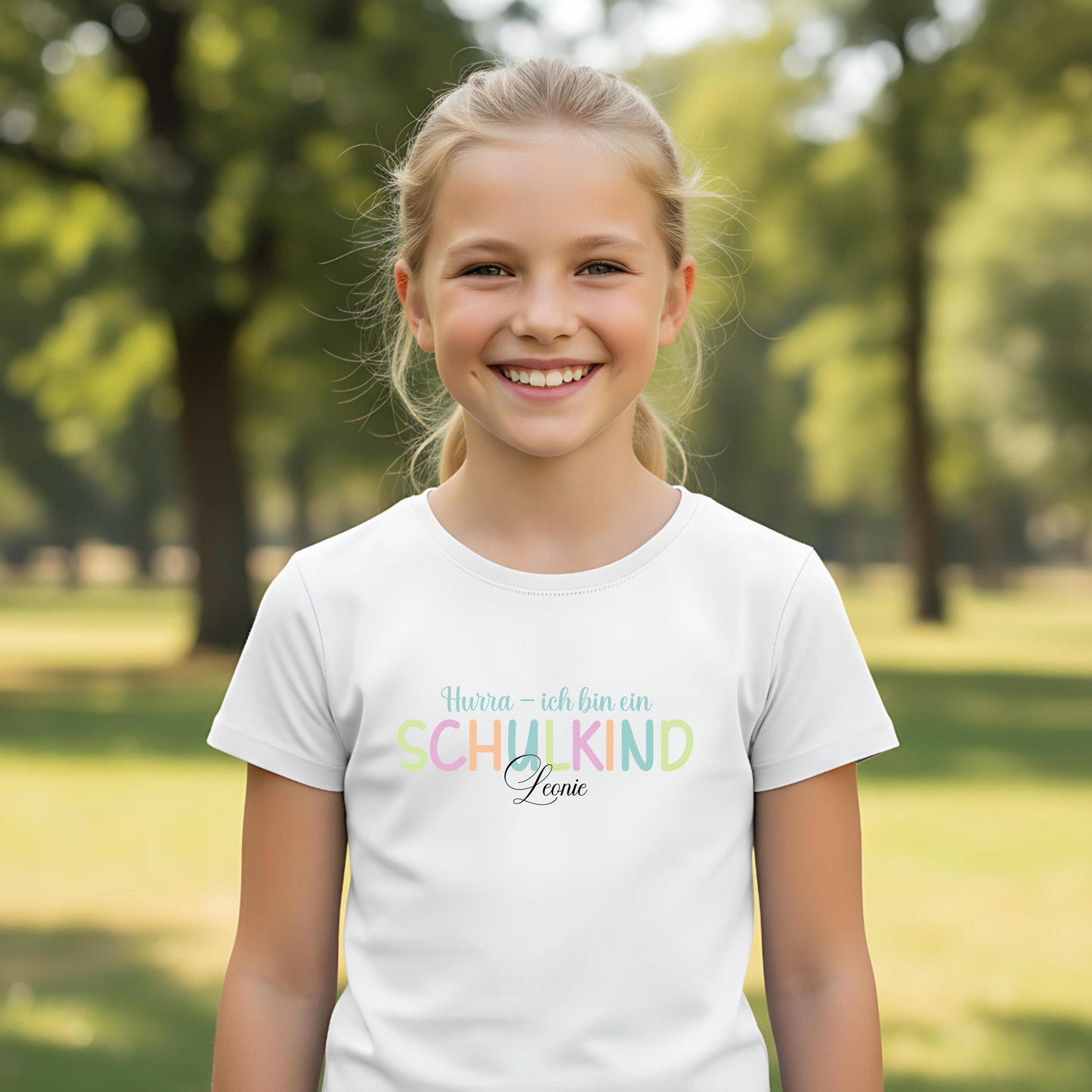 Personalisiertes Schulkind T-Shirt 2026 für Jungen und Mädchen – Geschenkidee zur Einschulung mit buntem Schriftzug „Hurra – endlich Schulkind“, Unisex-Schnitt, perfekt für Erstklässler und Schulanfänger. Einschulungsshirt aus 100 % Bio-Baumwolle, individuell mit Namen bedruckbar, hautfreundlich und langlebig. Ideal als T-Shirt zur Einschulung, Einschulungsgeschenk, Schultüten-Füllung oder Bye Bye Kindergarten Geschenk – modernes, emotionales Motiv für stolze Kinder zum Schulstart.